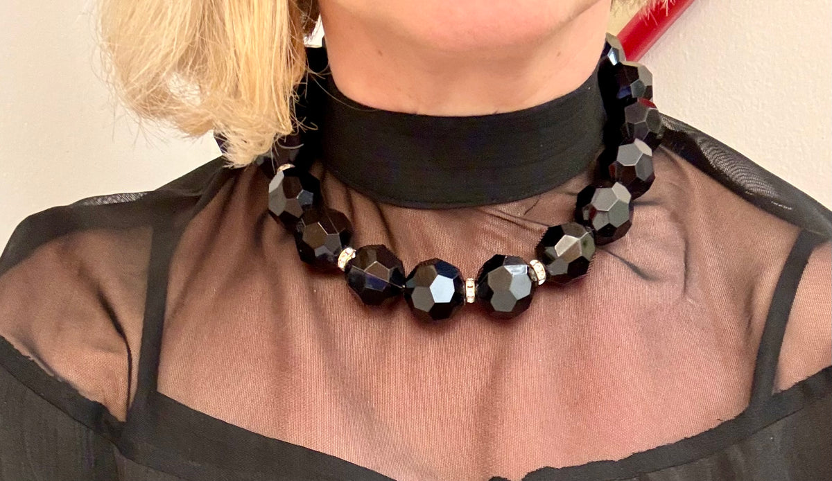 The most divine faux faceted onyx resin statement necklace....timeless
