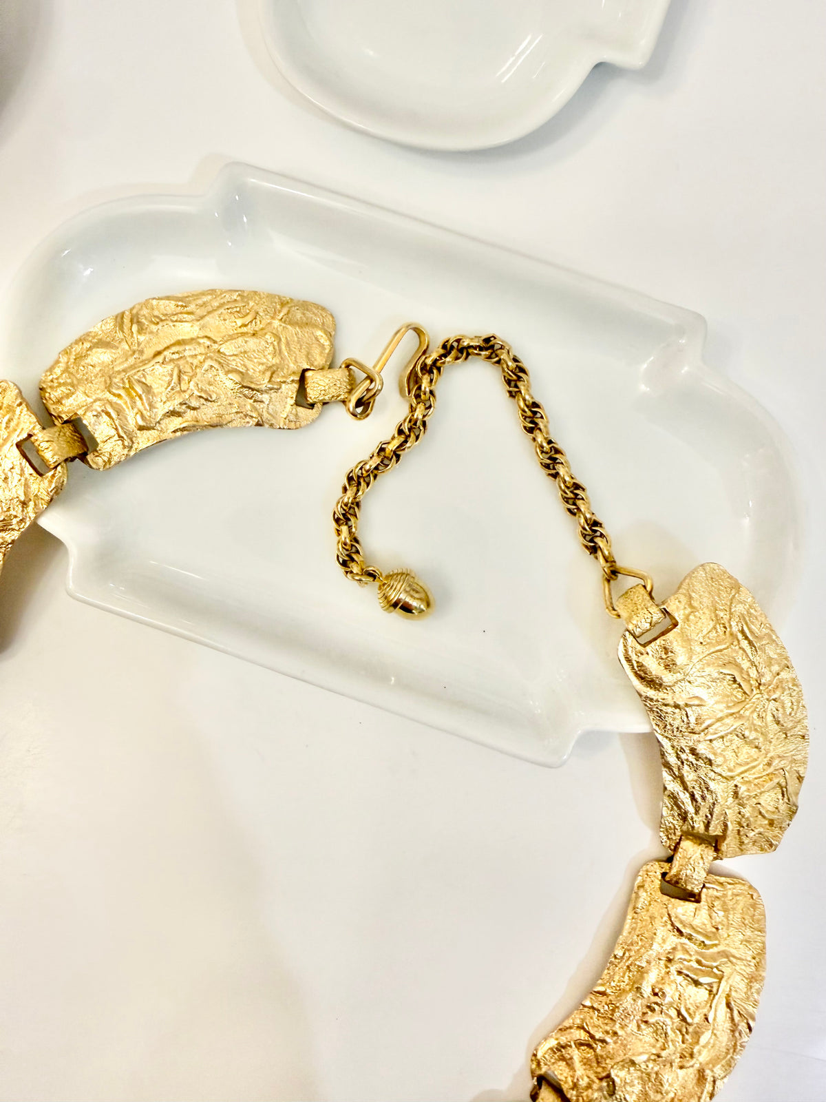 The most divine 1960's sculpted collar... so classy