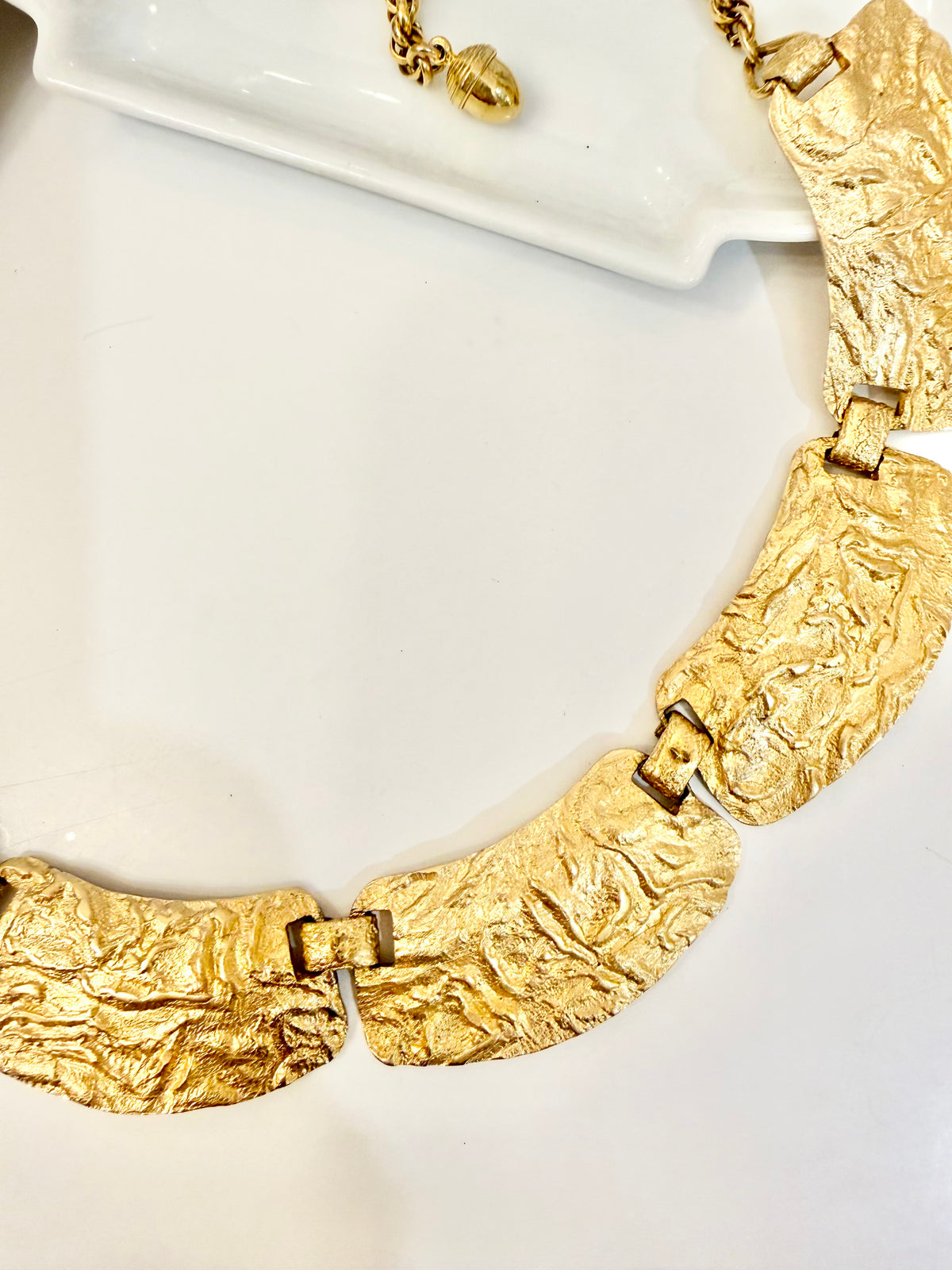 The most divine 1960's sculpted collar... so classy