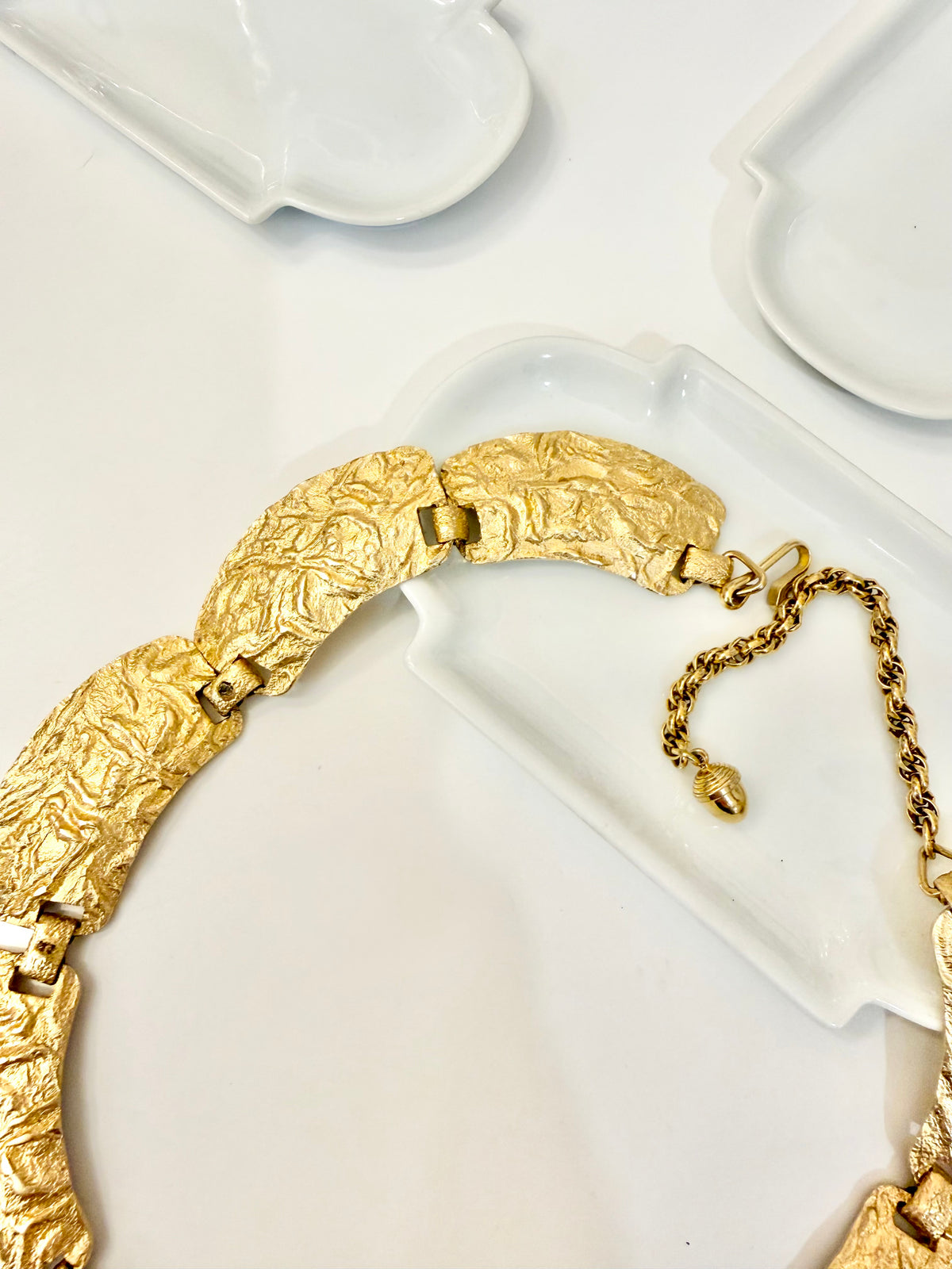 The most divine 1960's sculpted collar... so classy