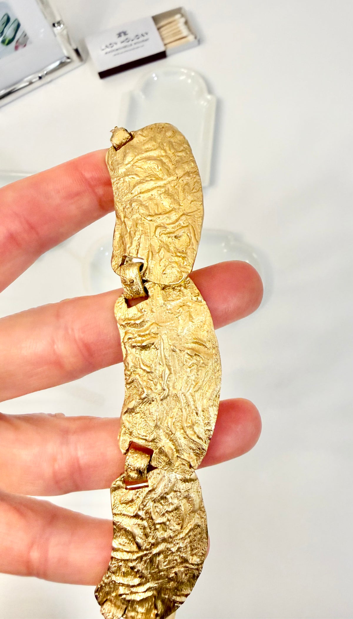 The most divine 1960's sculpted collar... so classy
