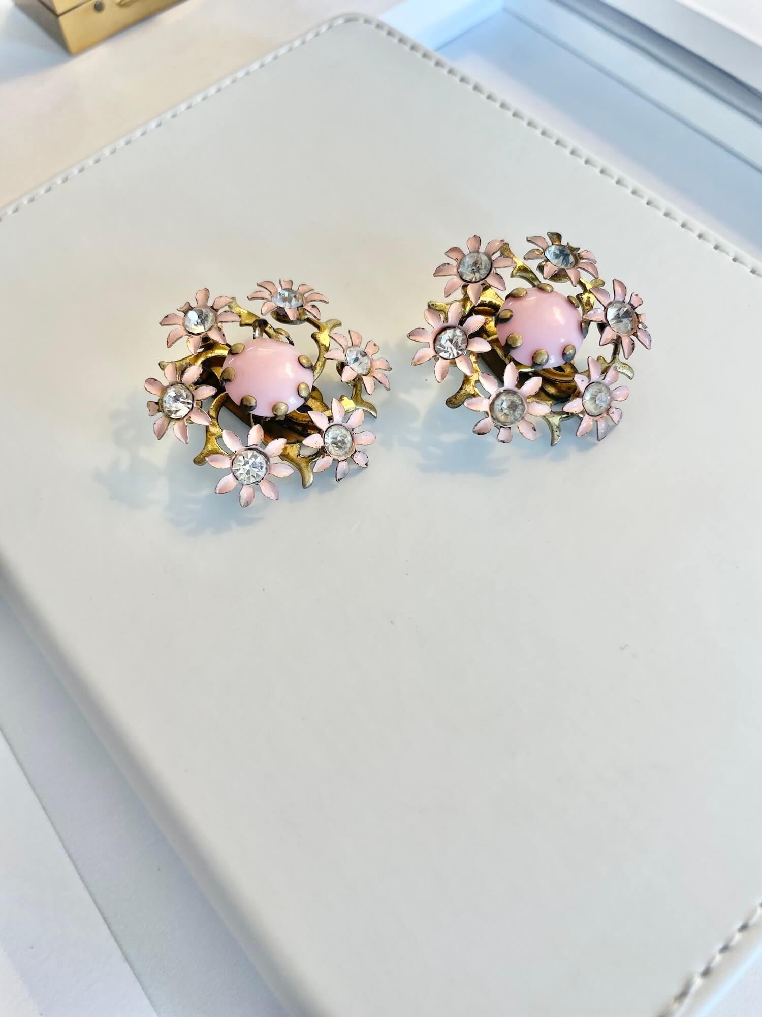 Vintage 1960’s tea party flower clip on earrings