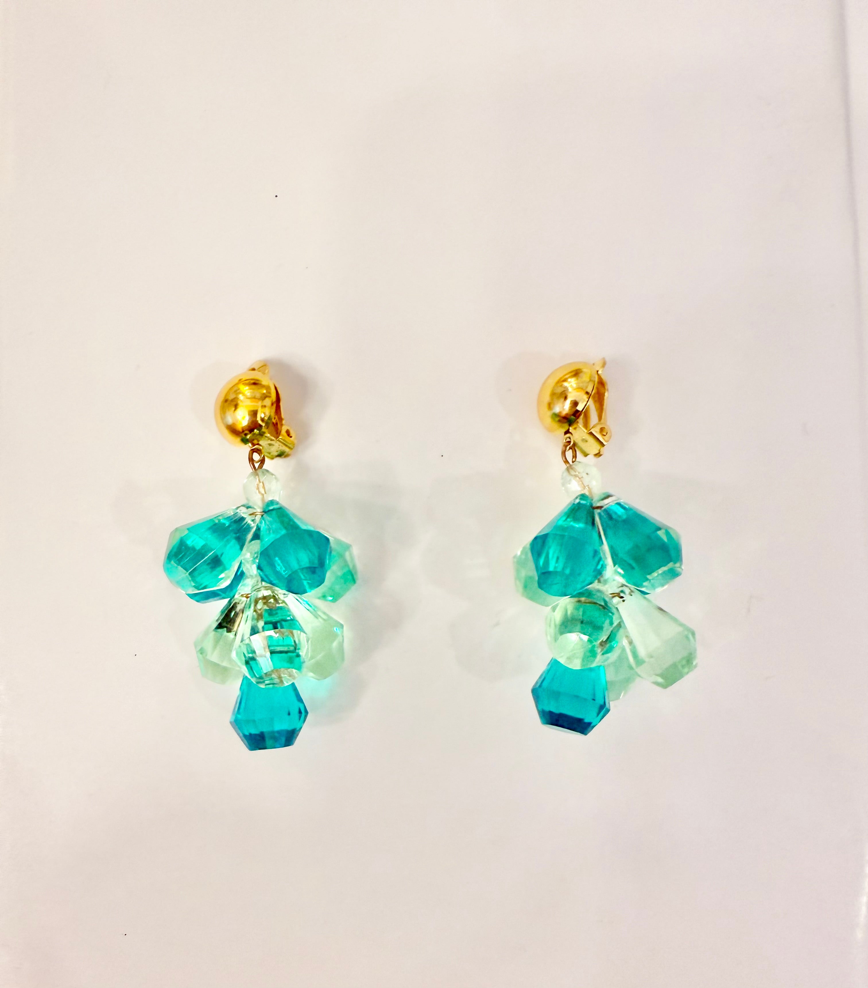 The most charming and colorful cascading monochromatic drop earrings... so elegant