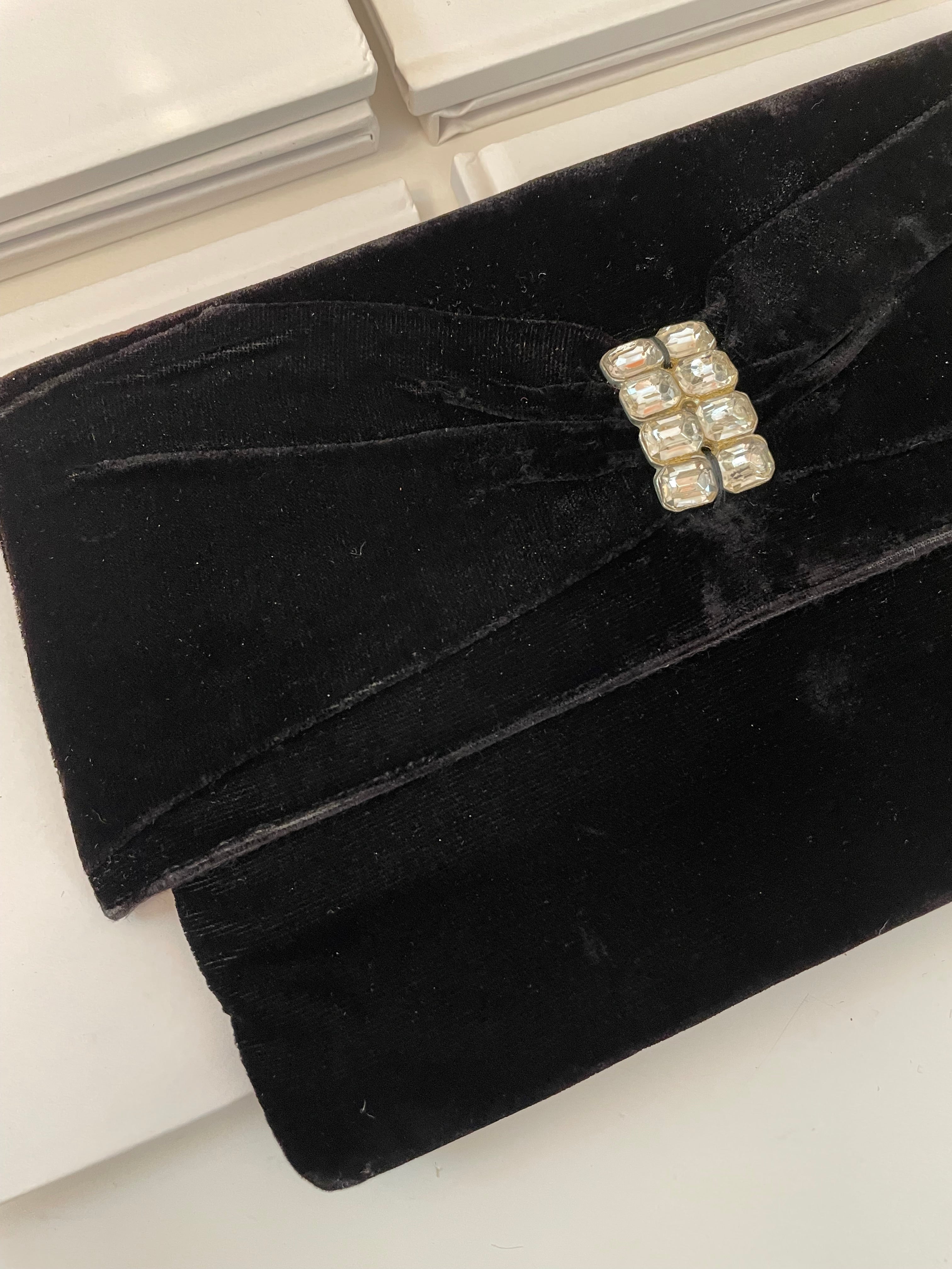 The Socialite and her love of a gem studded velvet clutch bag... 1950's chic