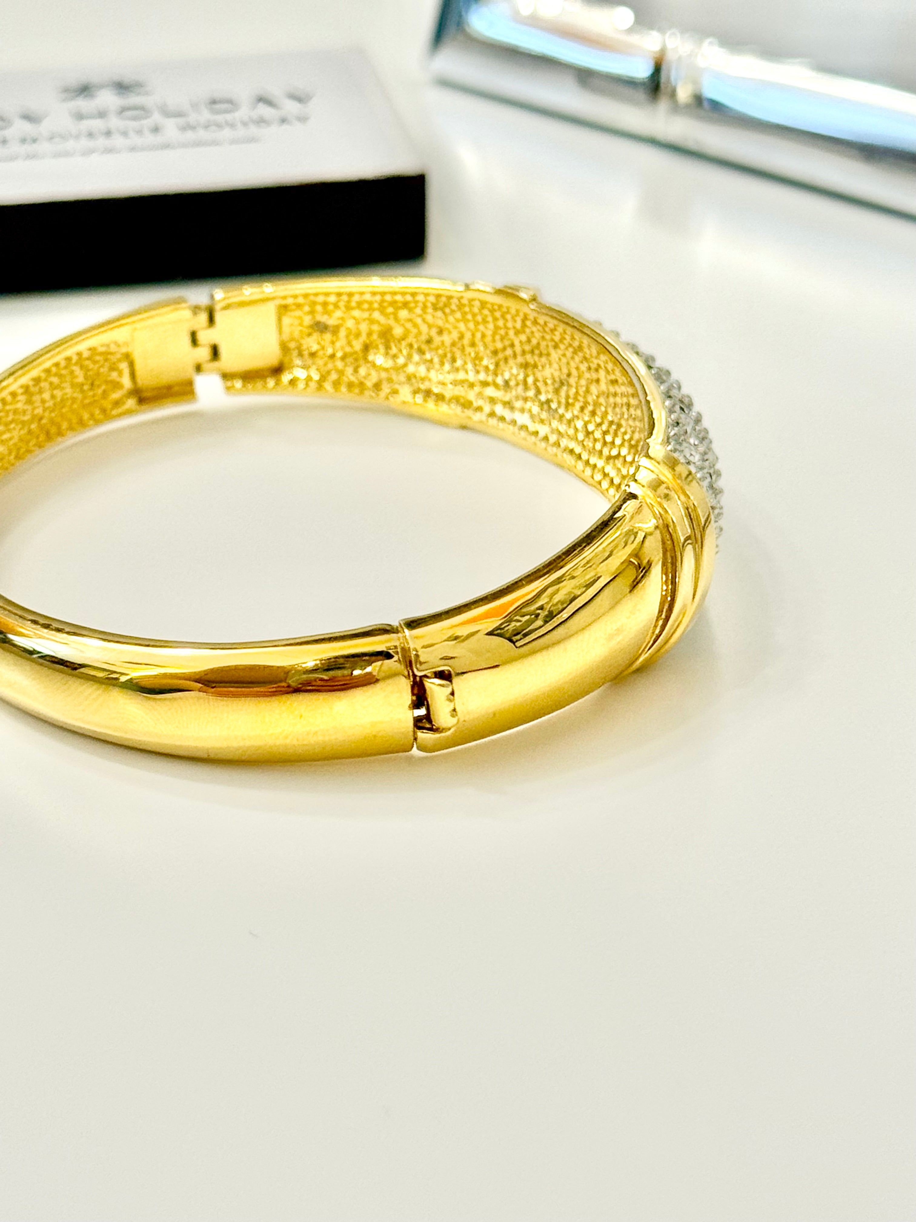 The most divine royal looking bracelet.