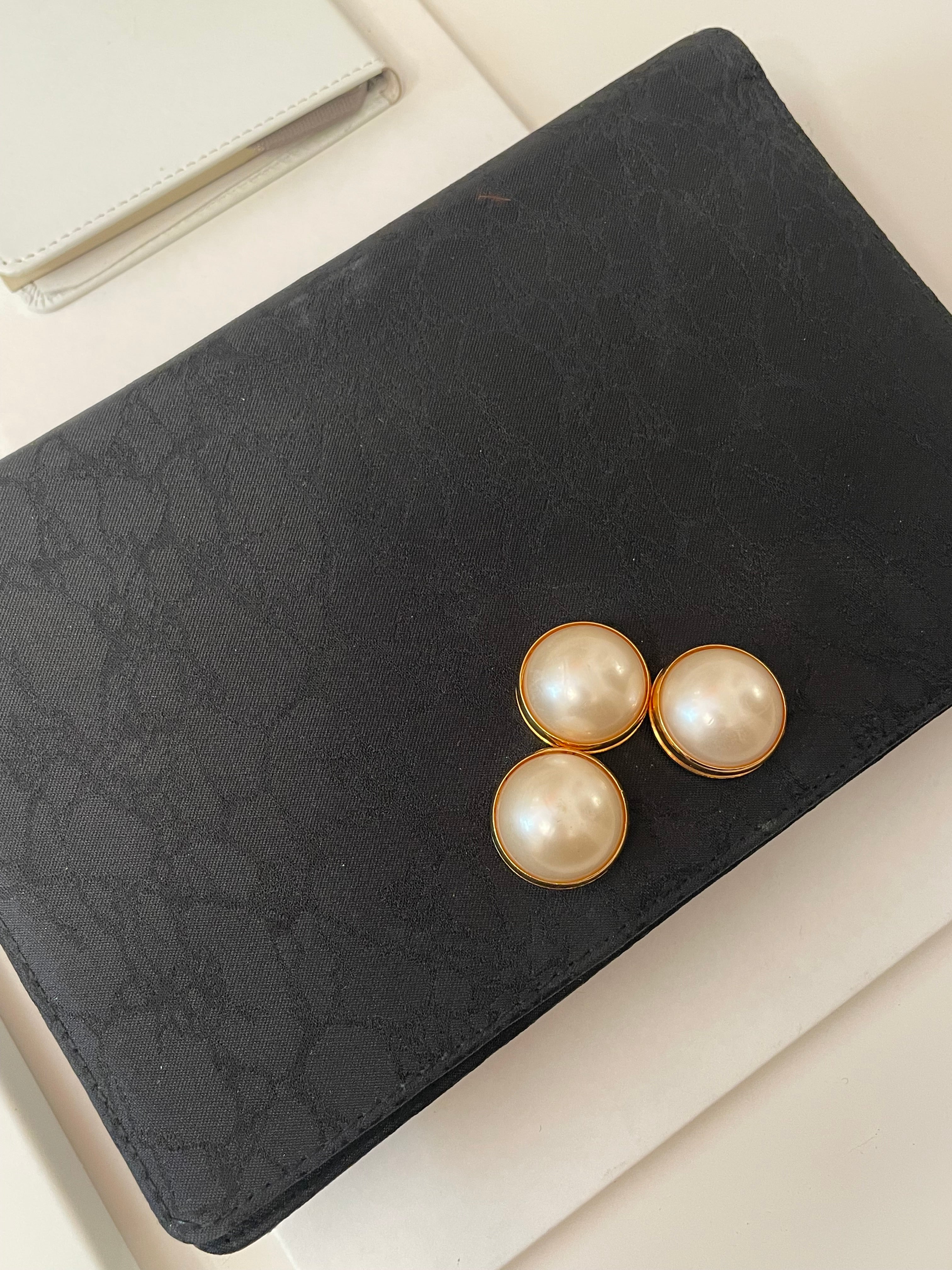 Isn't she charming delightful noir clutch bag, adorned with large pearls.... so elegant