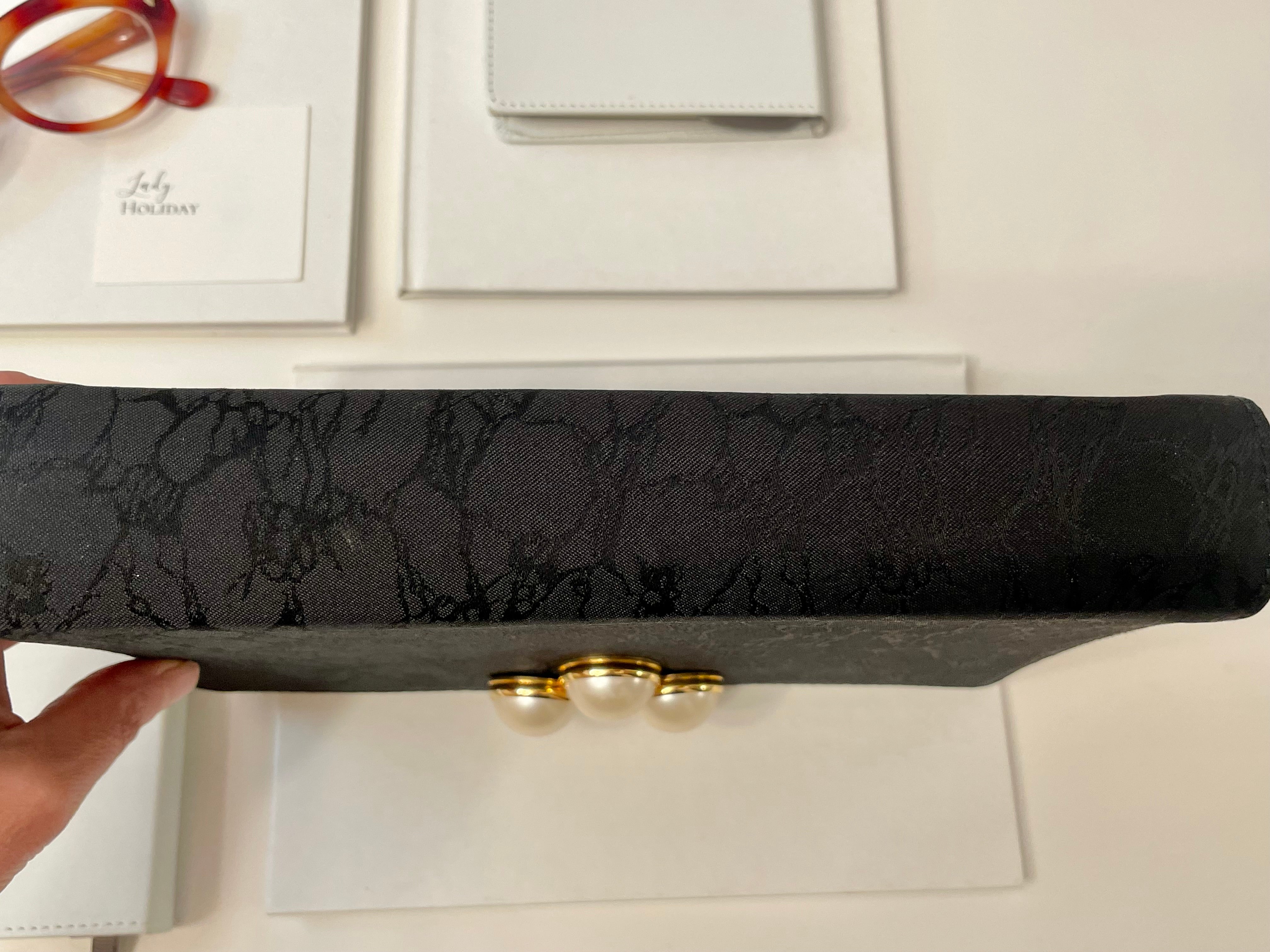 Isn't she charming delightful noir clutch bag, adorned with large pearls.... so elegant