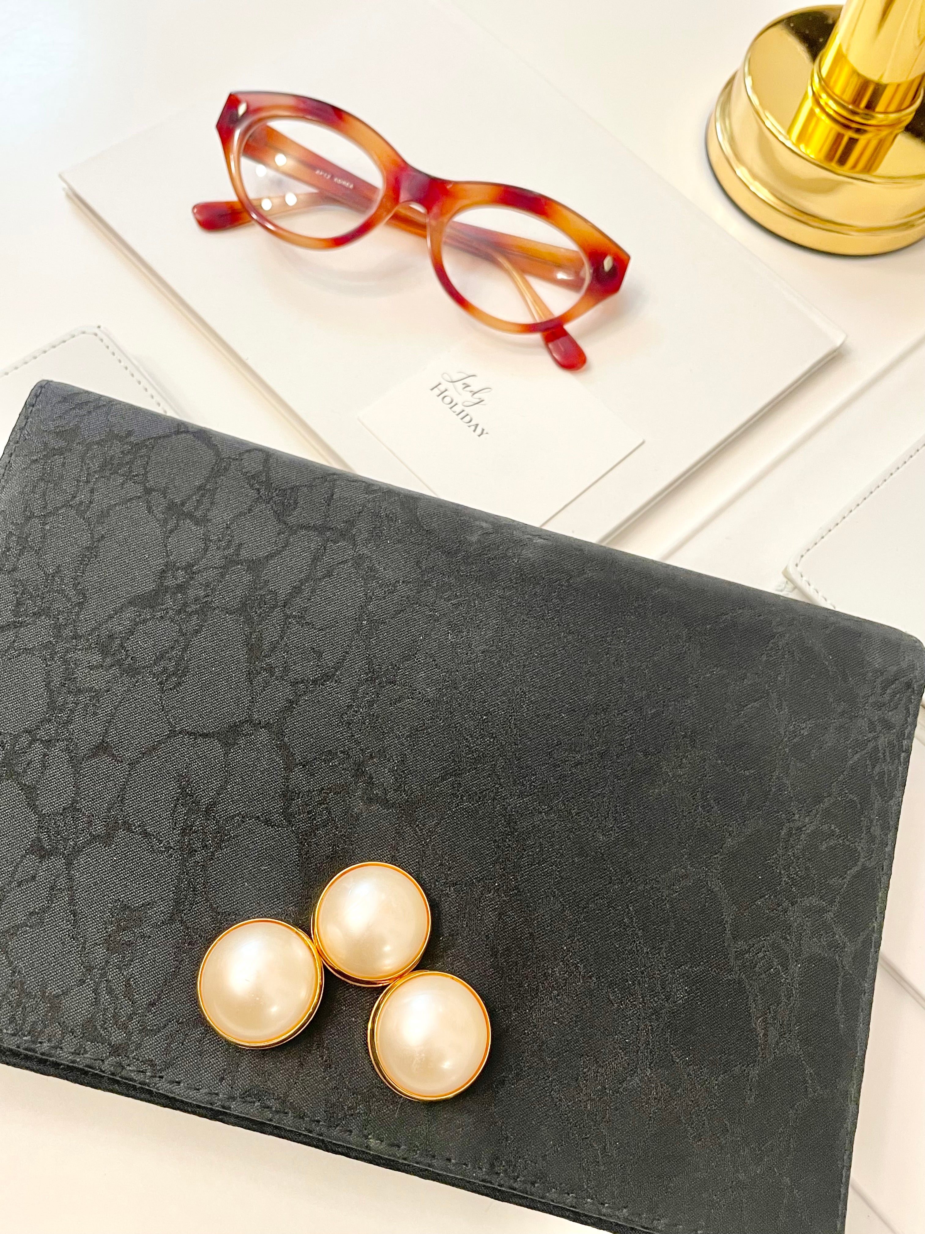 Isn't she charming delightful noir clutch bag, adorned with large pearls.... so elegant