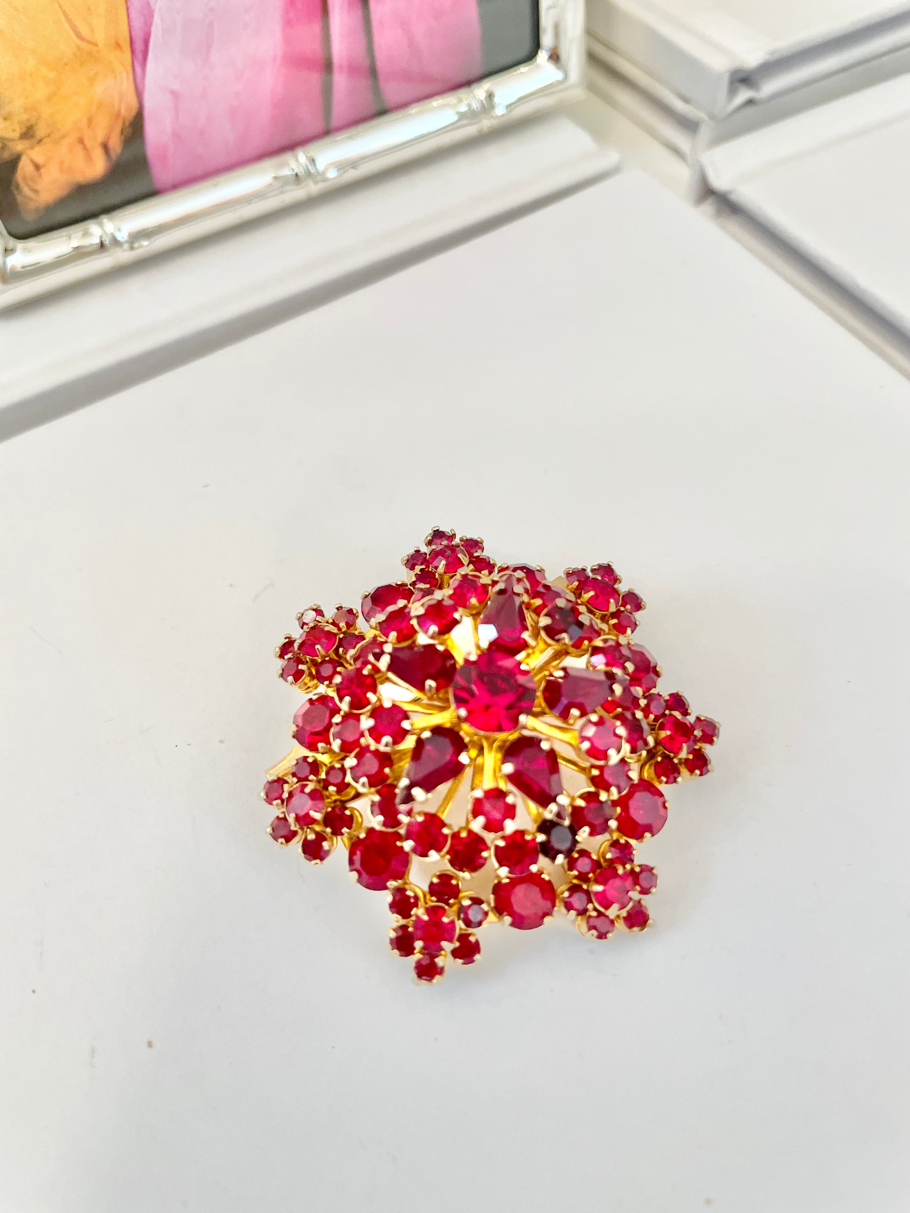 Vintage stunning ruby glass brooch.... so extraordinary!