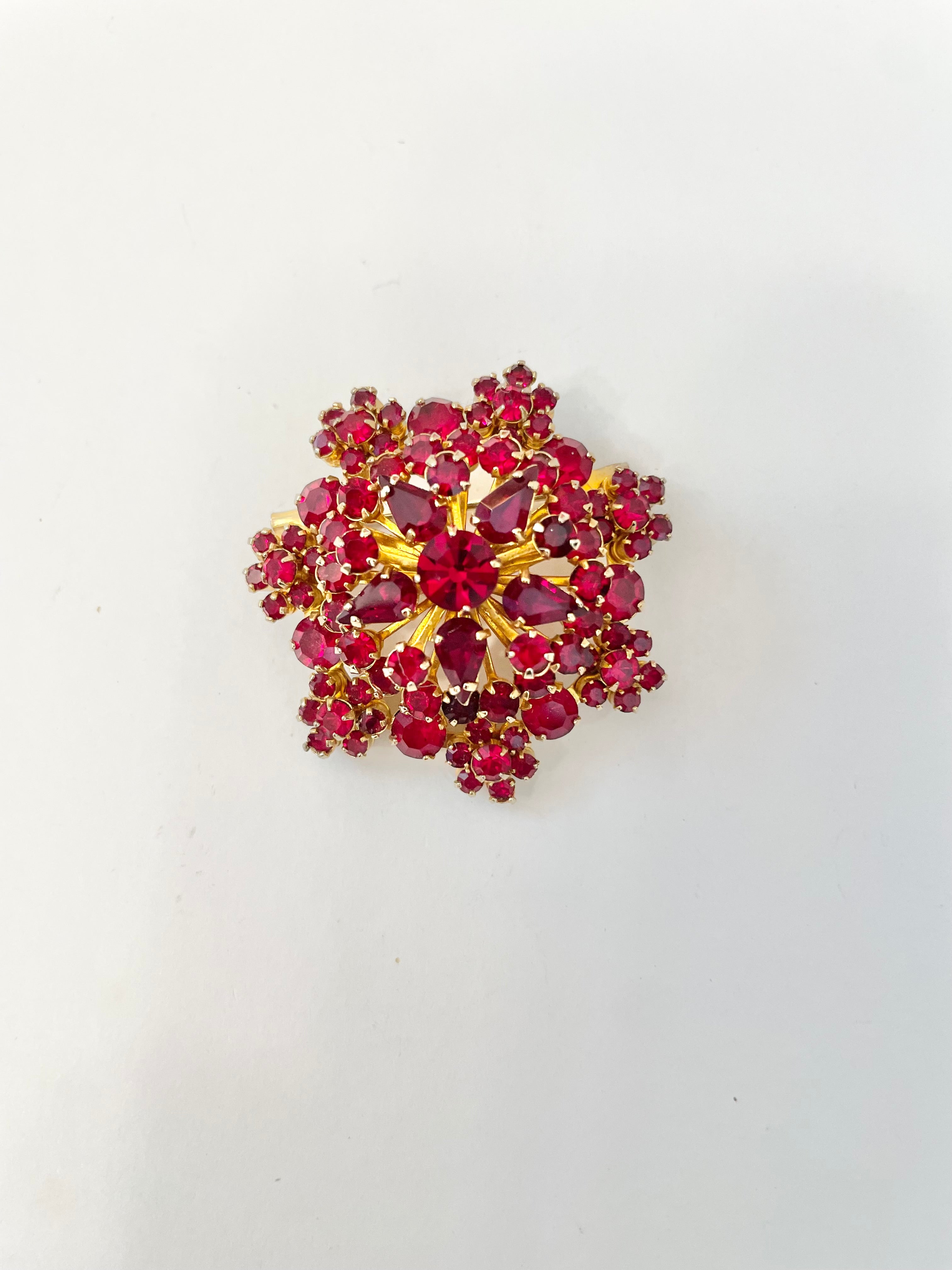 Vintage stunning ruby glass brooch.... so extraordinary!