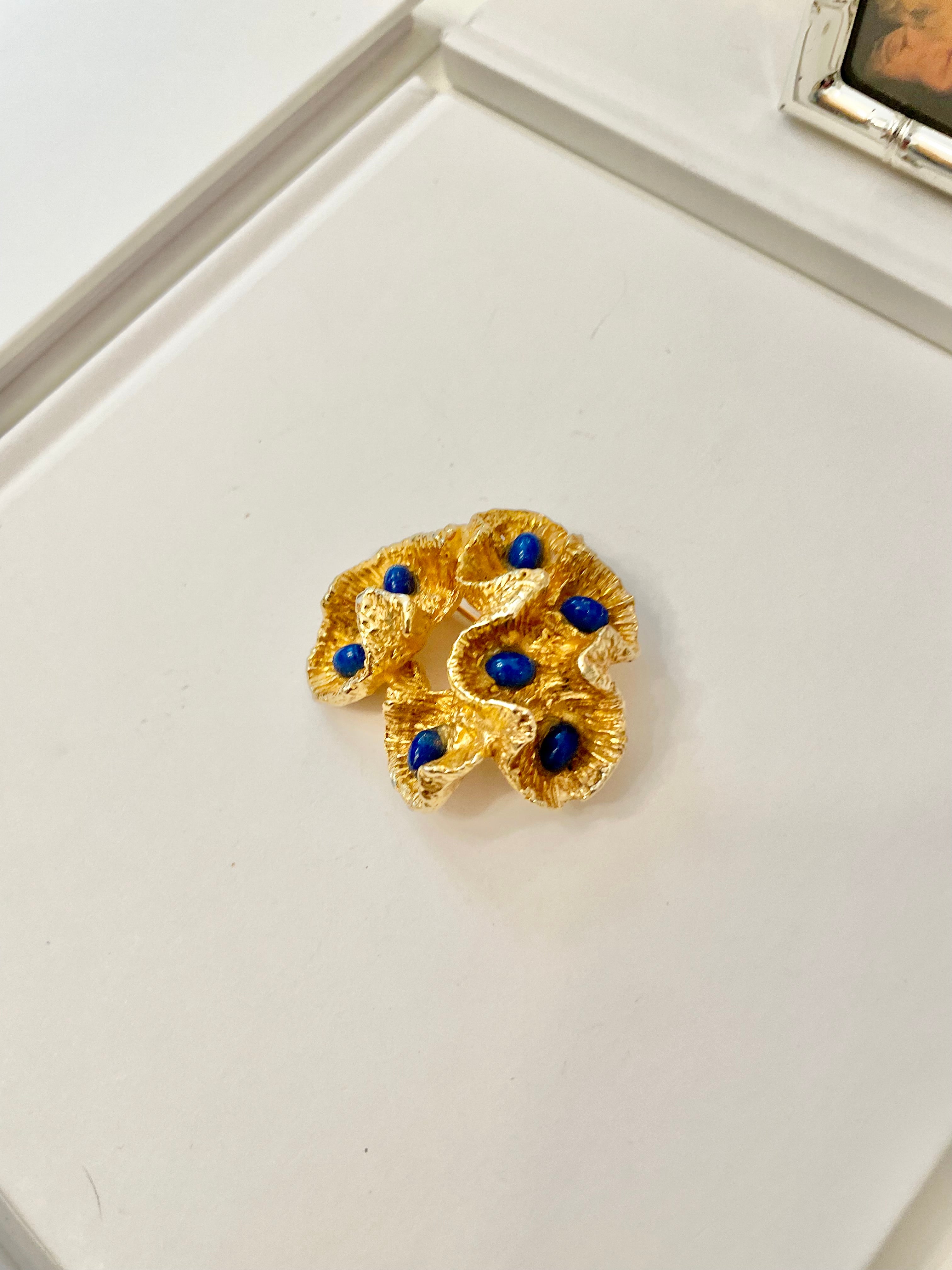 The most chic sculpted gold brooch with faux lapis stones.... so brilliant!