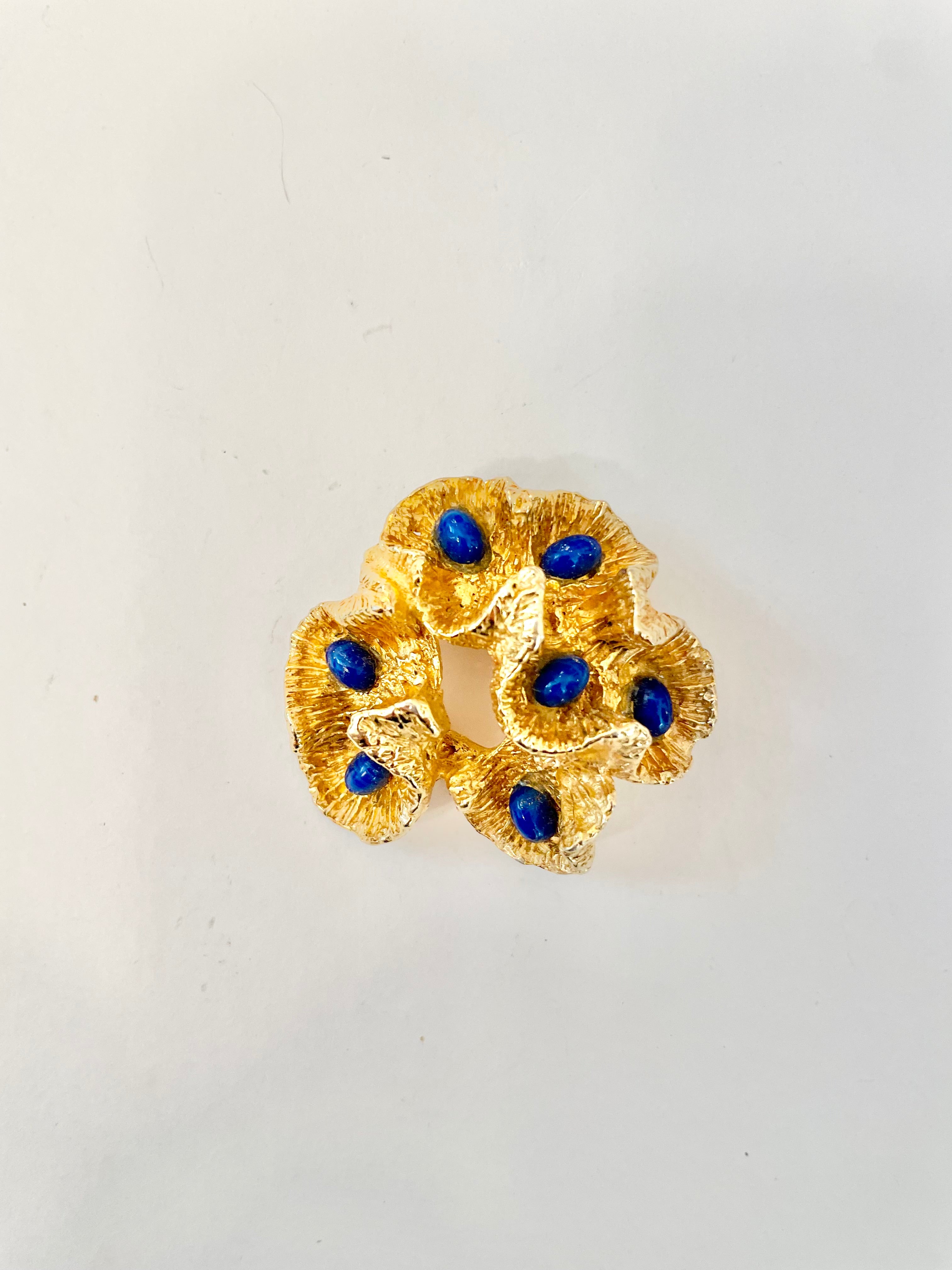 The most chic sculpted gold brooch with faux lapis stones.... so brilliant!