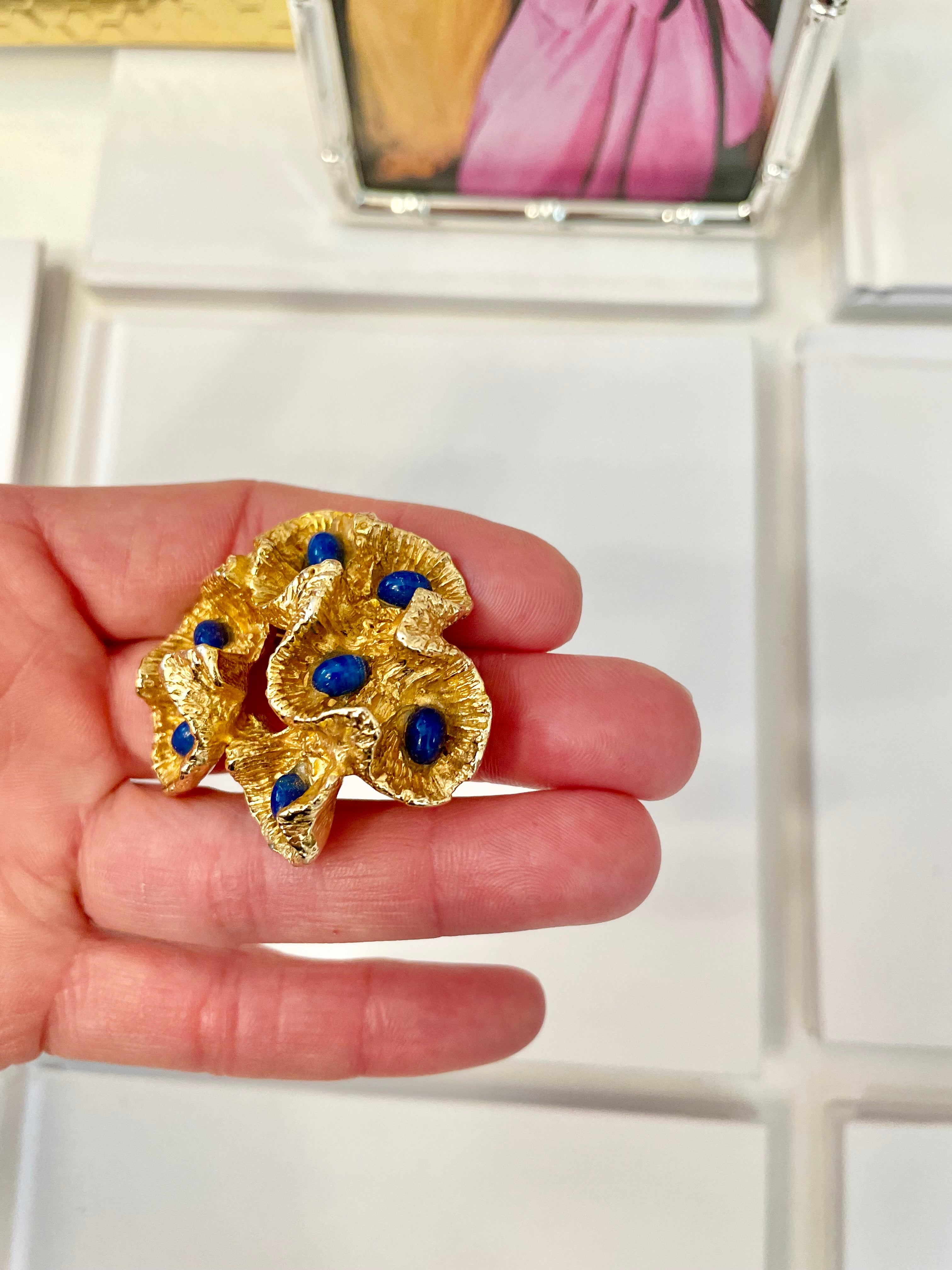 The most chic sculpted gold brooch with faux lapis stones.... so brilliant!