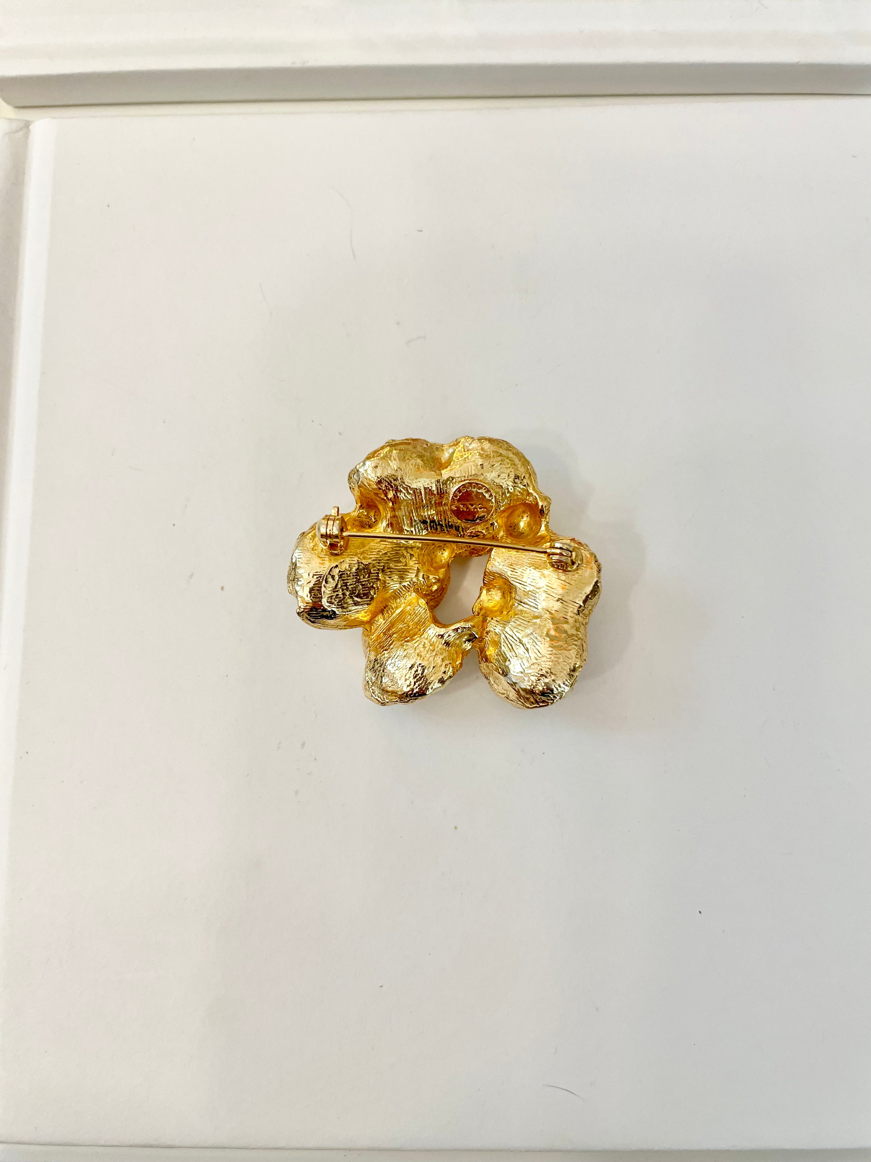 The most chic sculpted gold brooch with faux lapis stones.... so brilliant!
