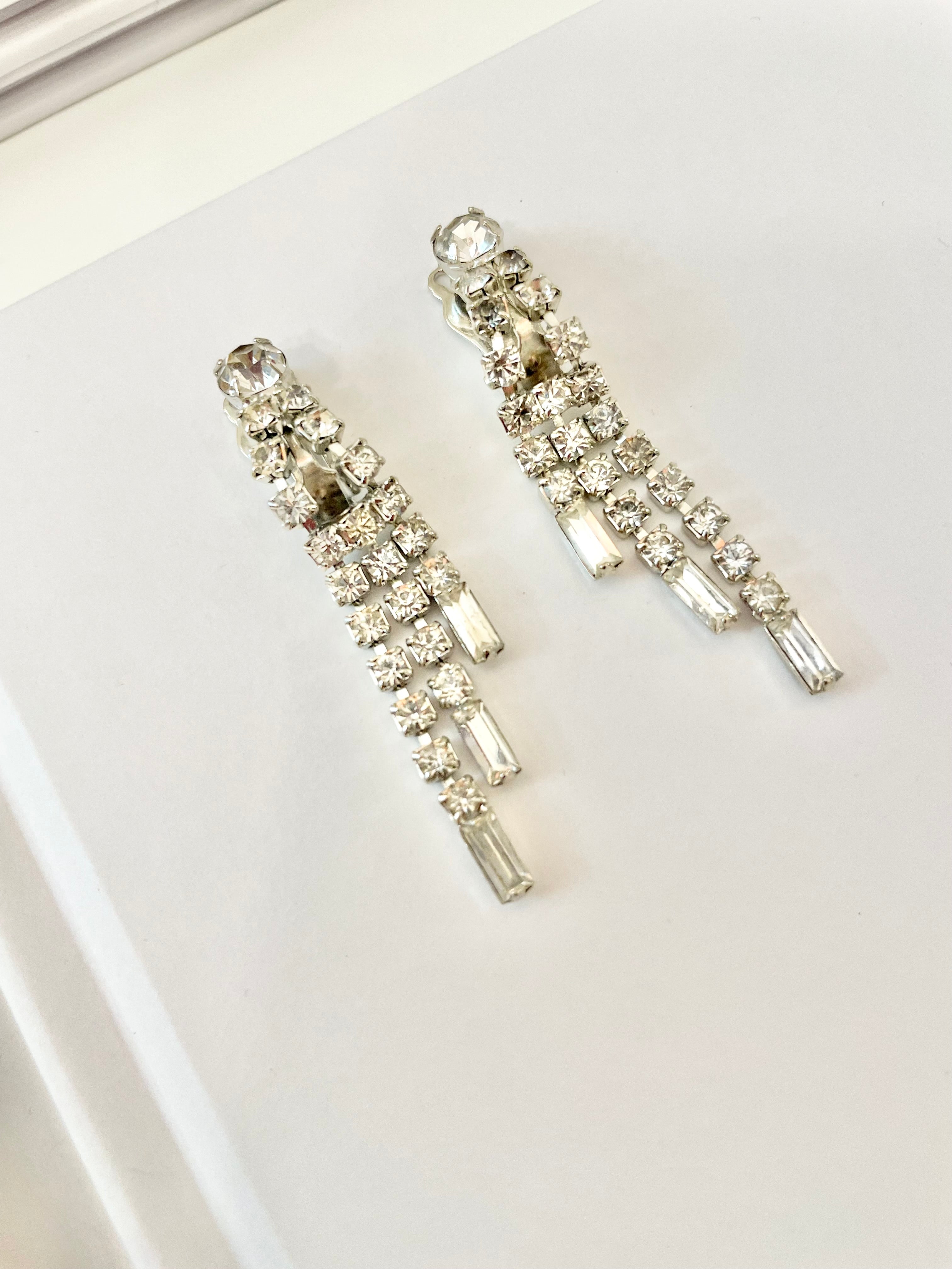 Truly elegant 1960's drop earrings... so glamorous!