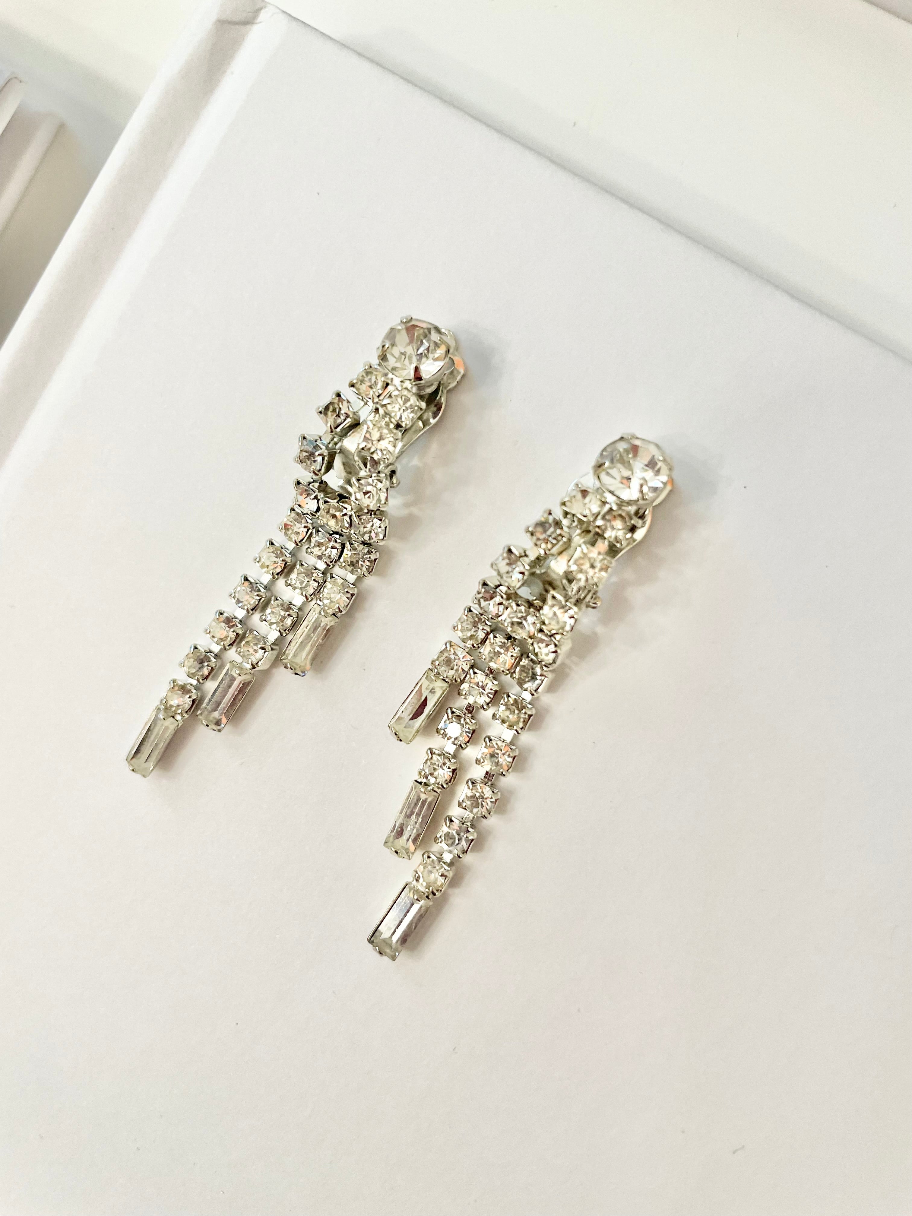 Truly elegant 1960's drop earrings... so glamorous!