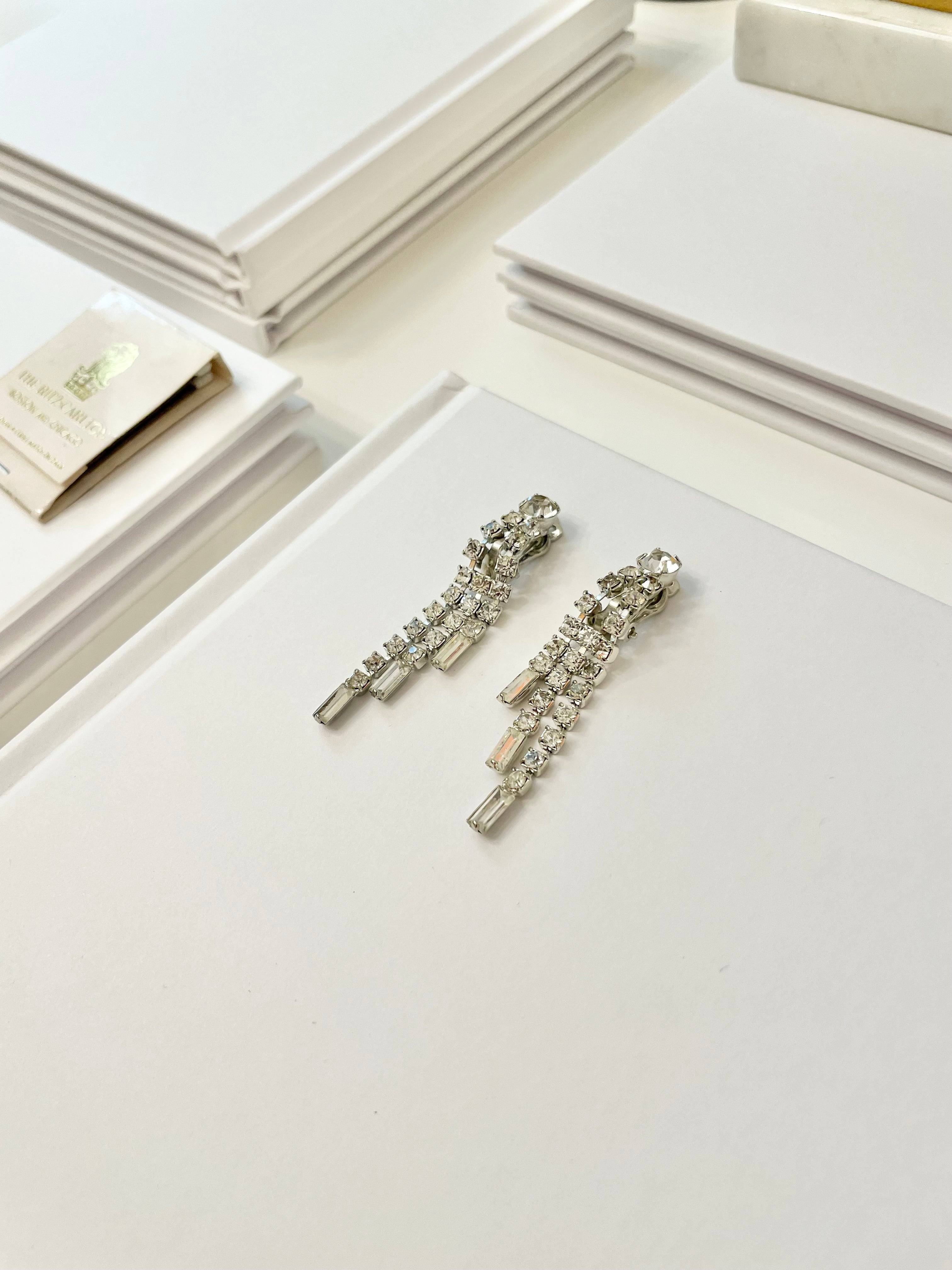 Truly elegant 1960's drop earrings... so glamorous!