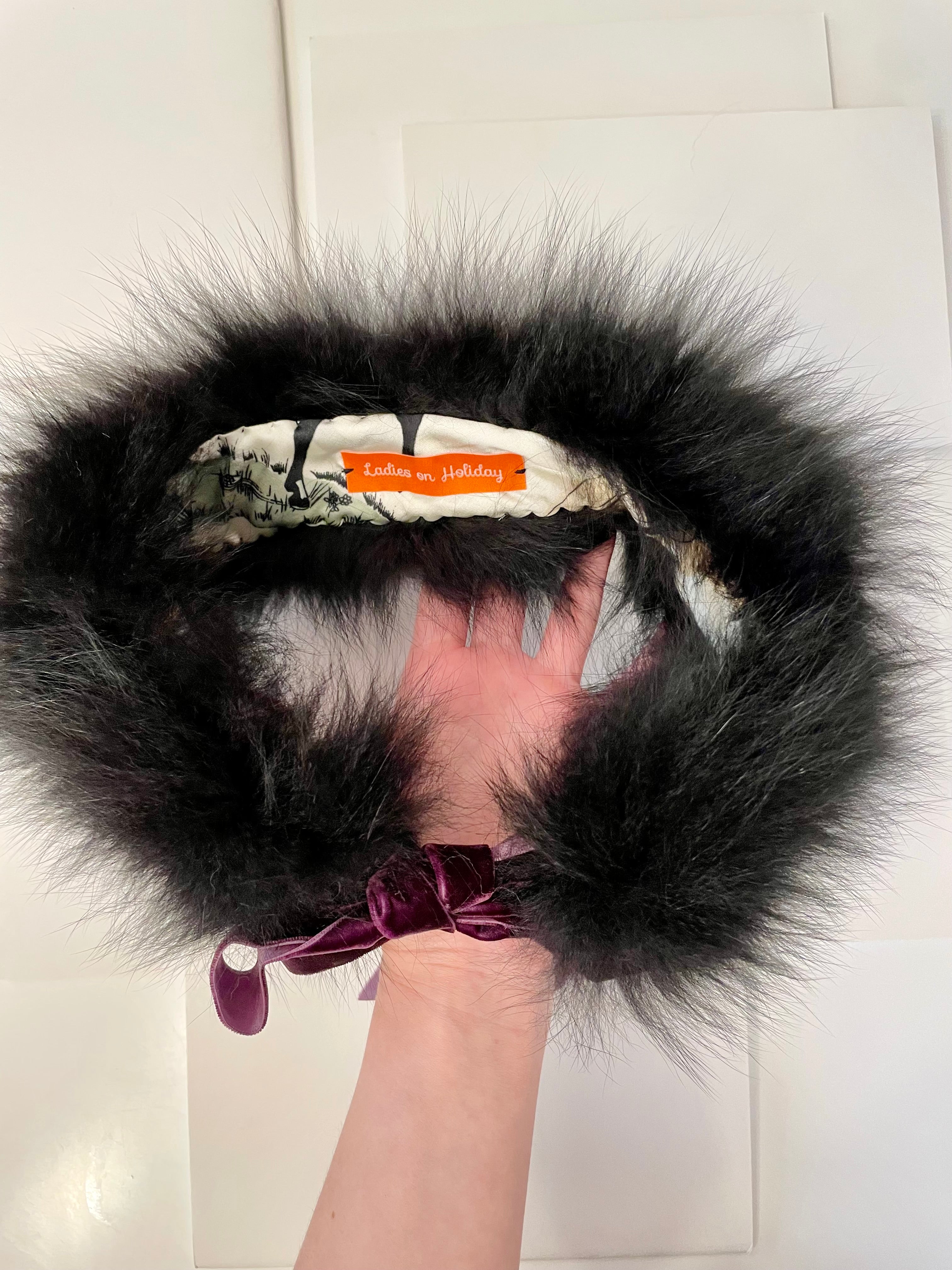 Ladies on Holiday stunning feminine vintage fox fur collar with velvet ribbon... so charming