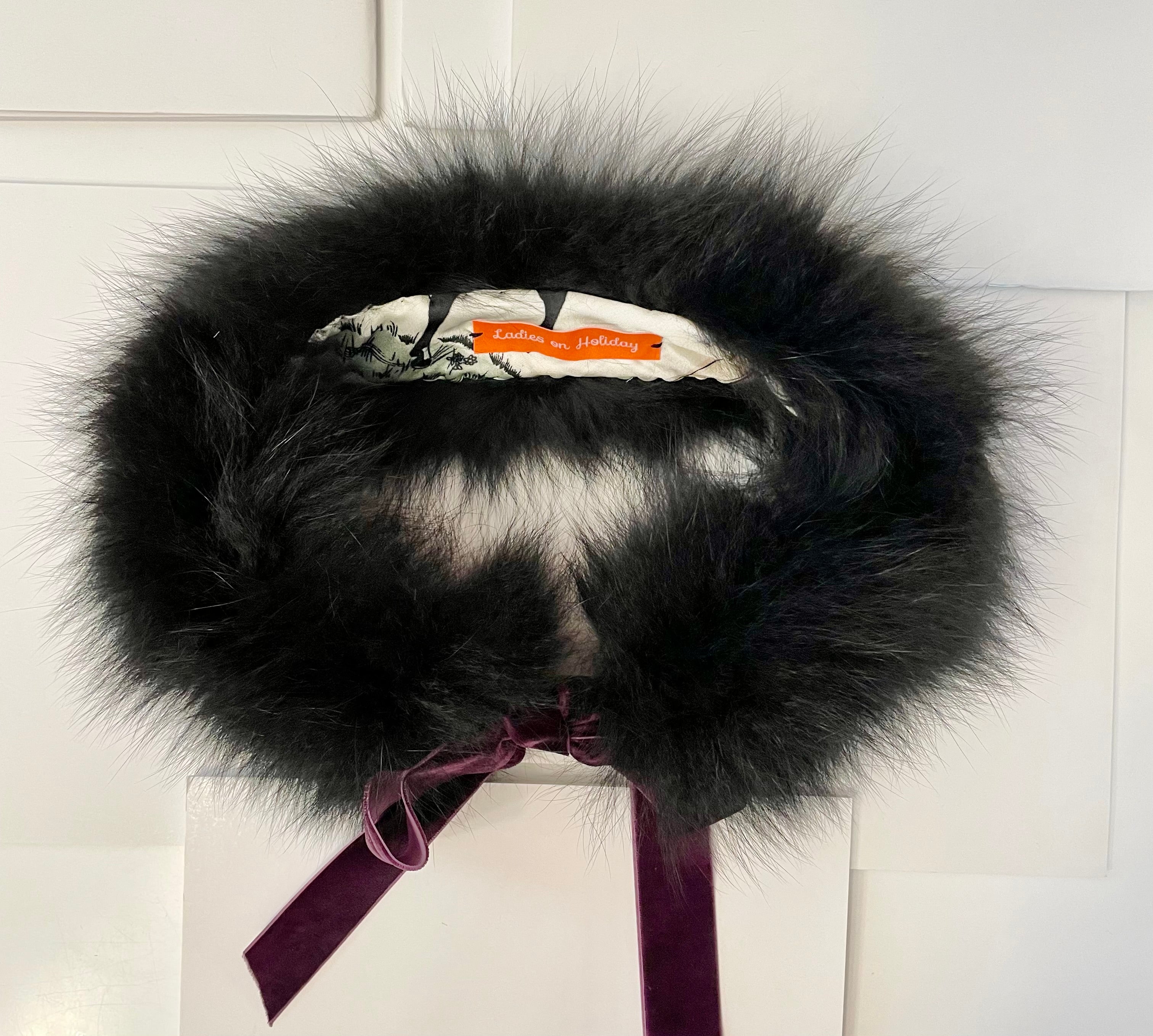 Ladies on Holiday stunning feminine vintage fox fur collar with velvet ribbon... so charming