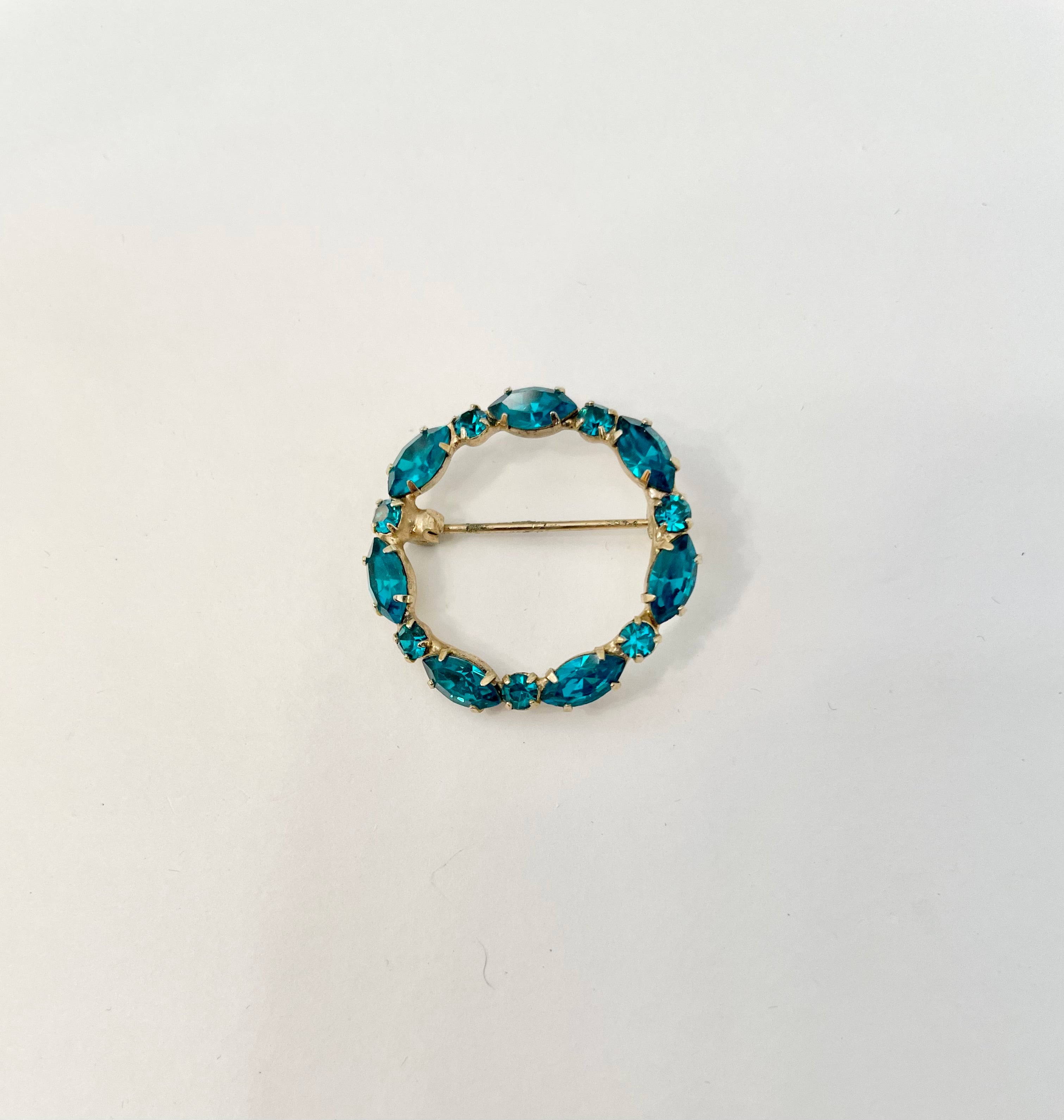 1930's stunning, petite circle glass brooch... such a lovely estate piece.