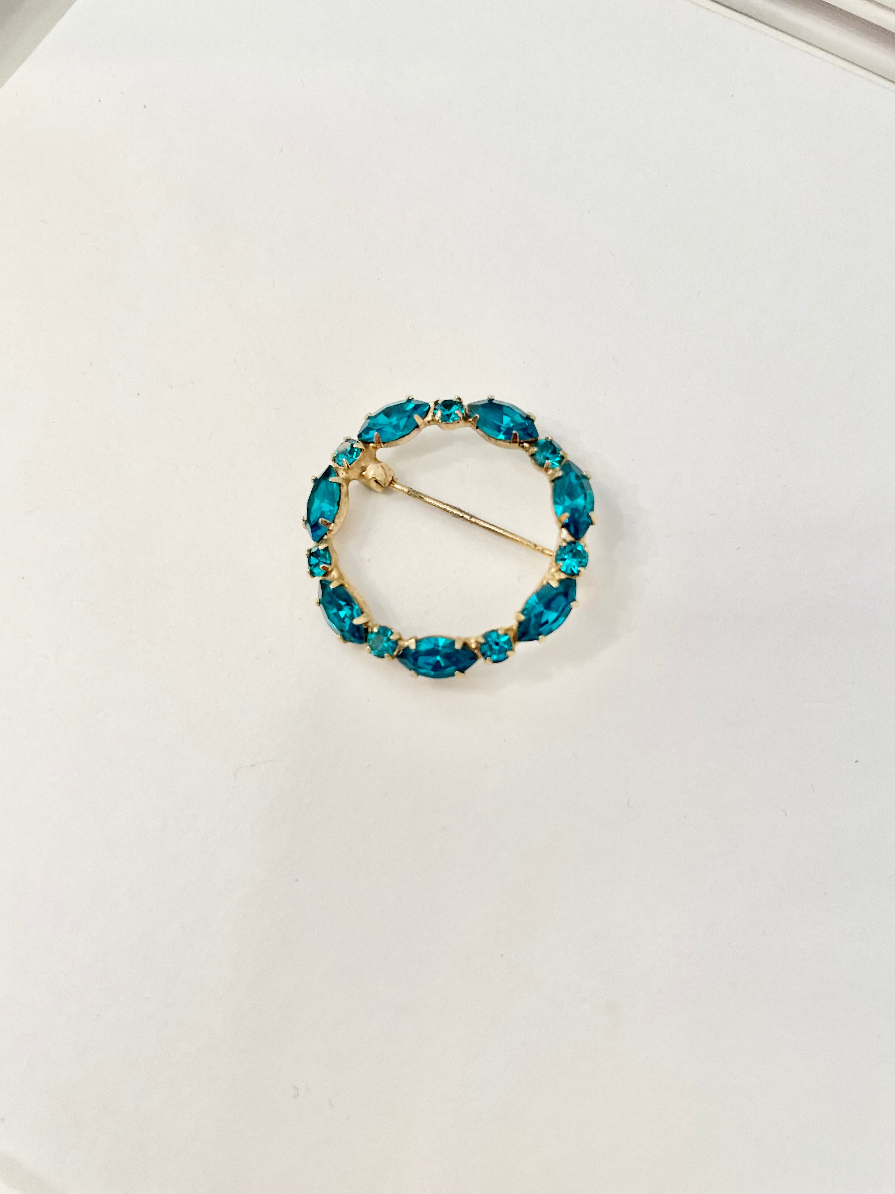 1930's stunning, petite circle glass brooch... such a lovely estate piece.