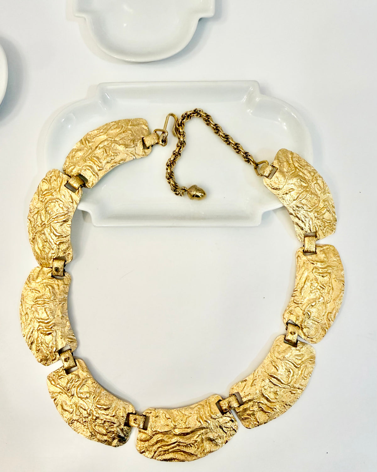 The most divine 1960's sculpted collar... so classy