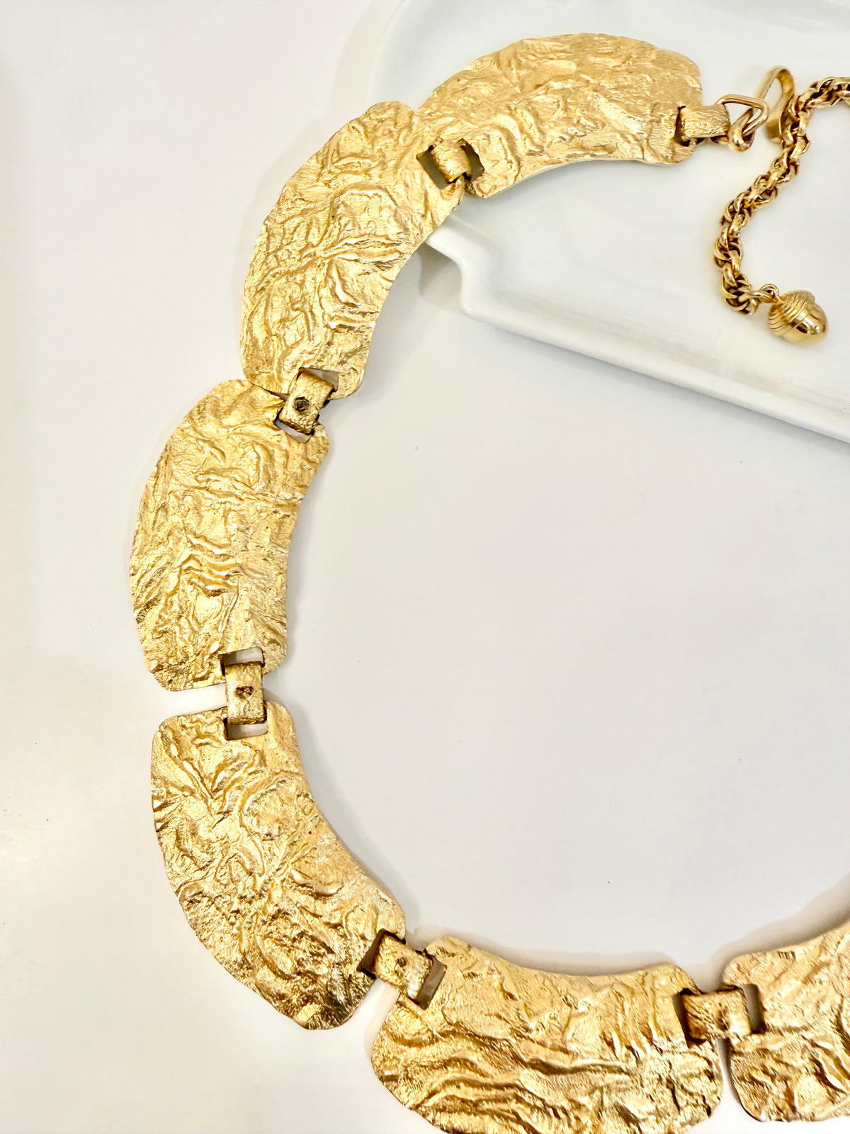 The most divine 1960's sculpted collar... so classy