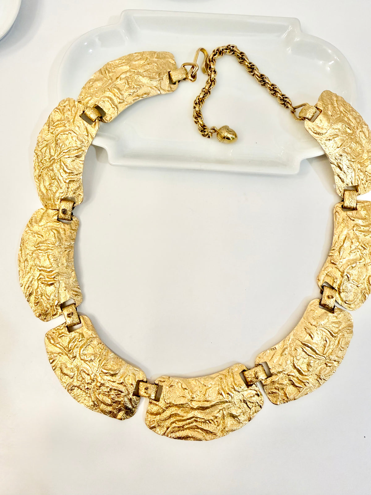 The most divine 1960's sculpted collar... so classy