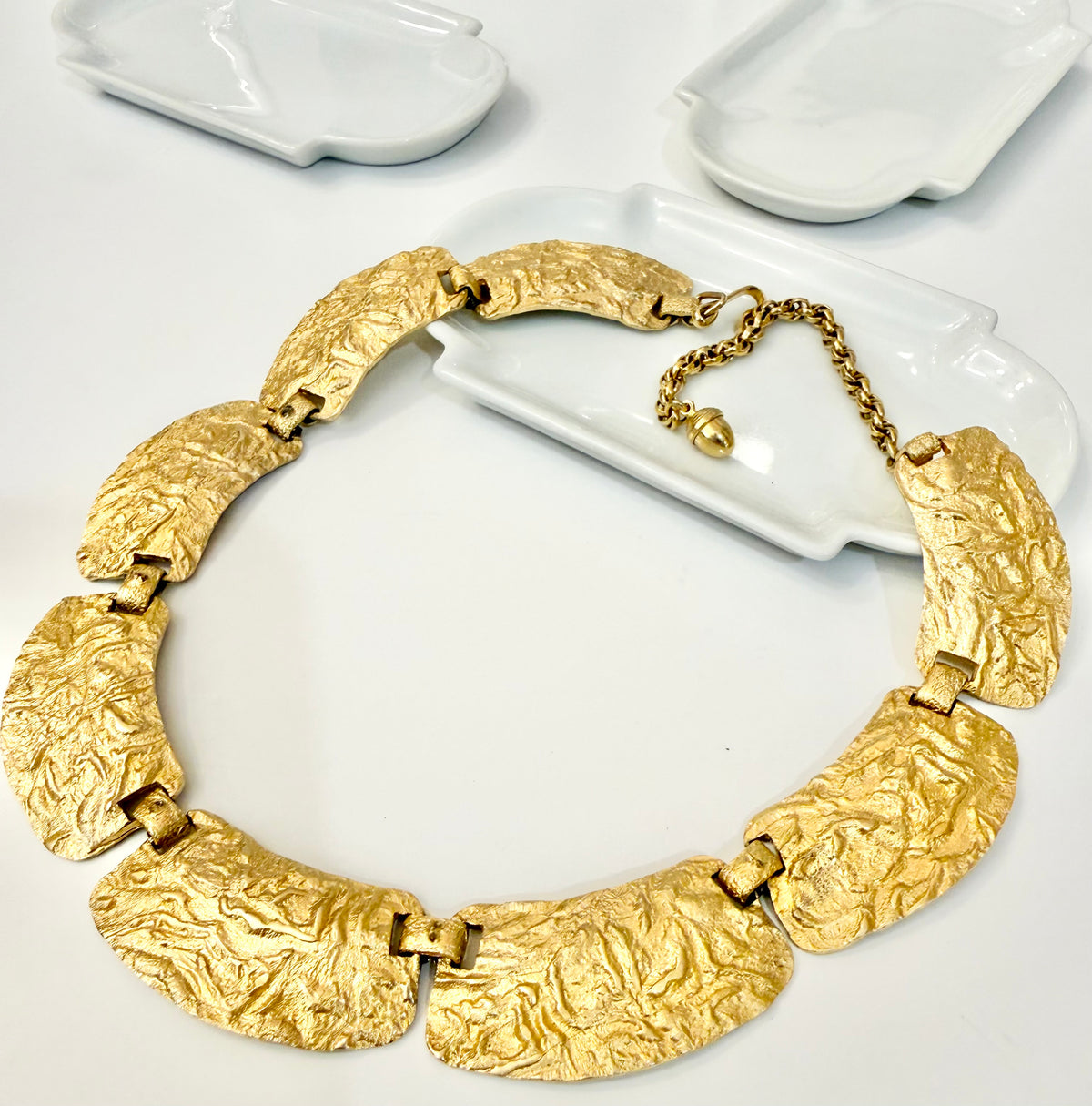 The most divine 1960's sculpted collar... so classy