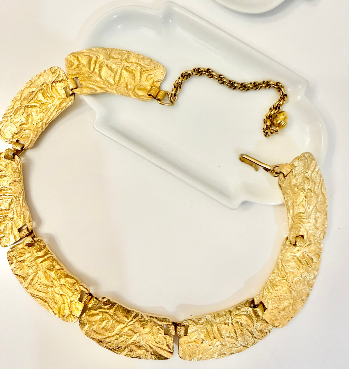 The most divine 1960's sculpted collar... so classy
