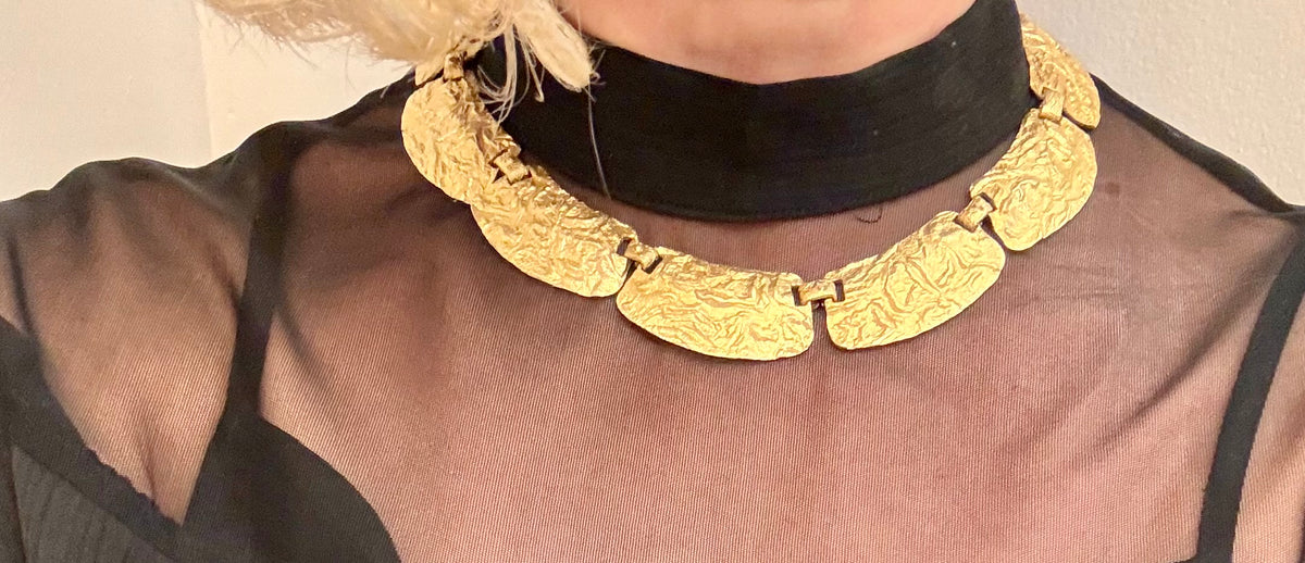 The most divine 1960's sculpted collar... so classy