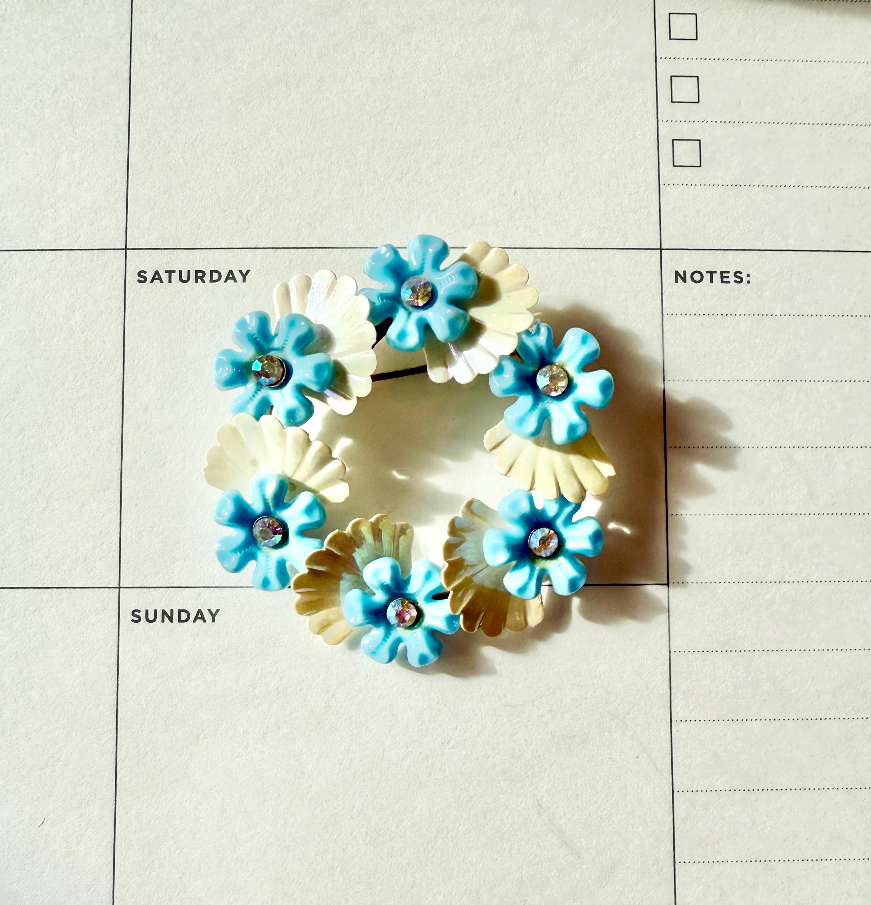 1950's sweet soft blue flower wreath brooch... so cute