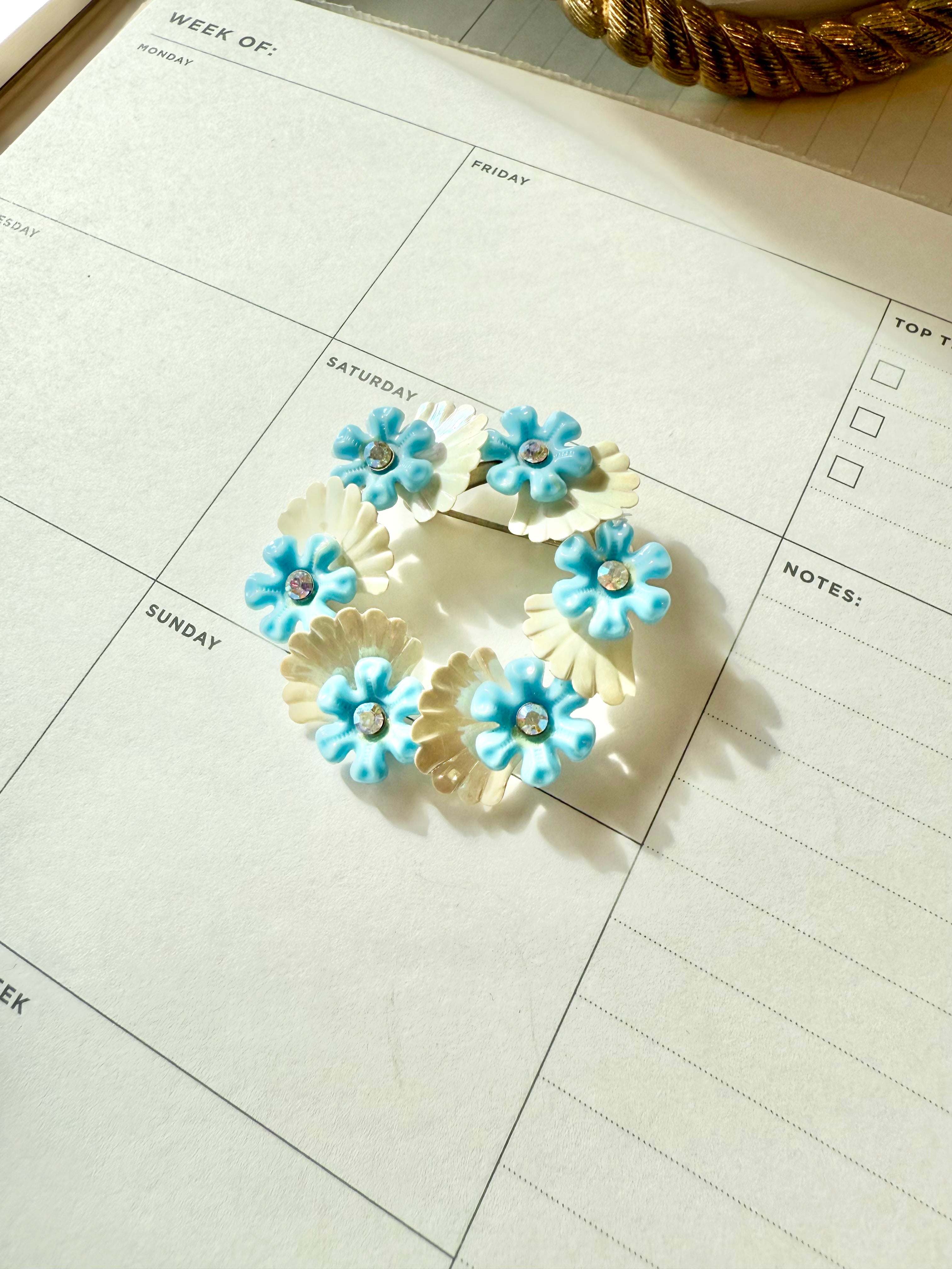 1950's sweet soft blue flower wreath brooch... so cute