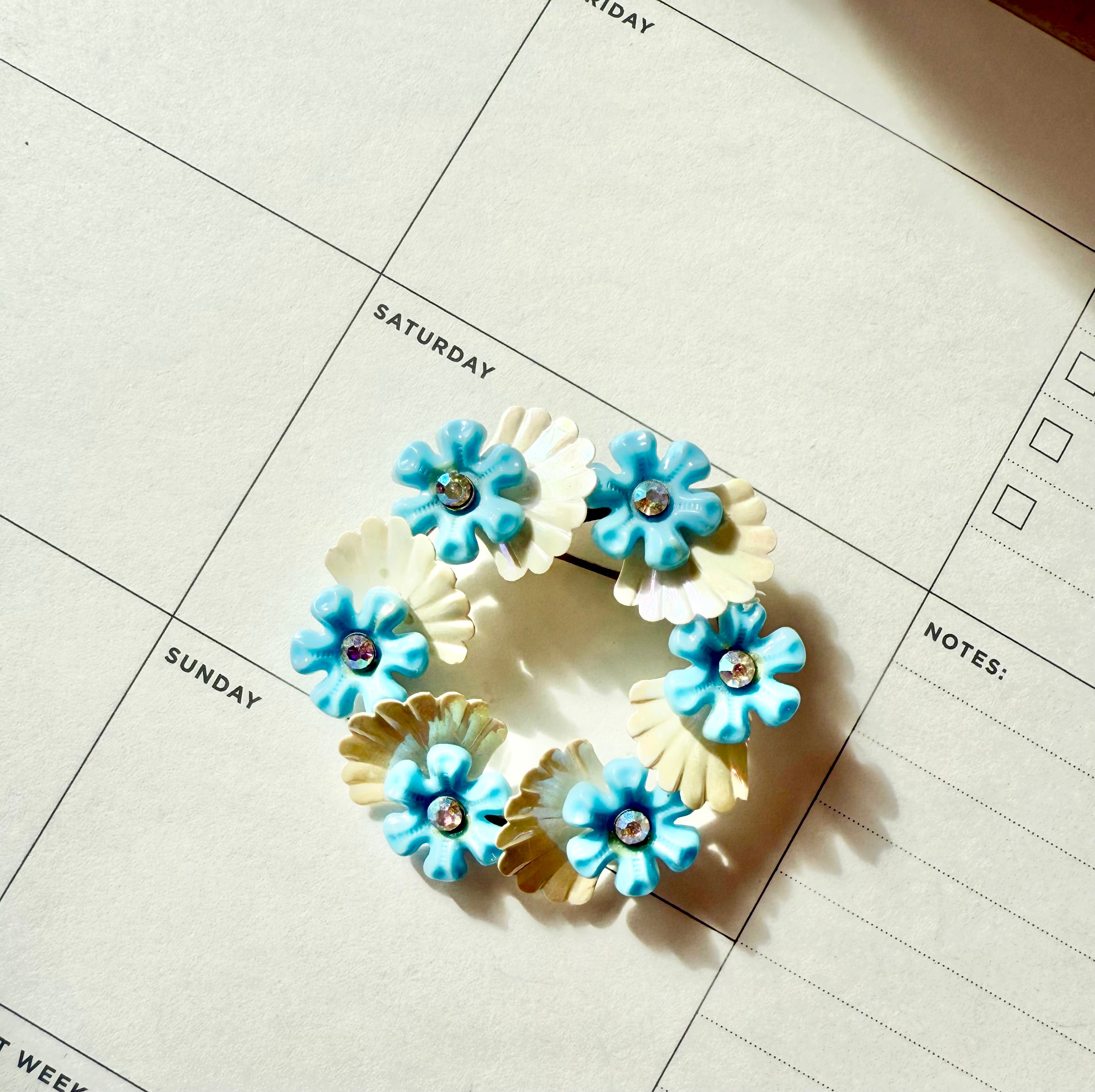 1950's sweet soft blue flower wreath brooch... so cute