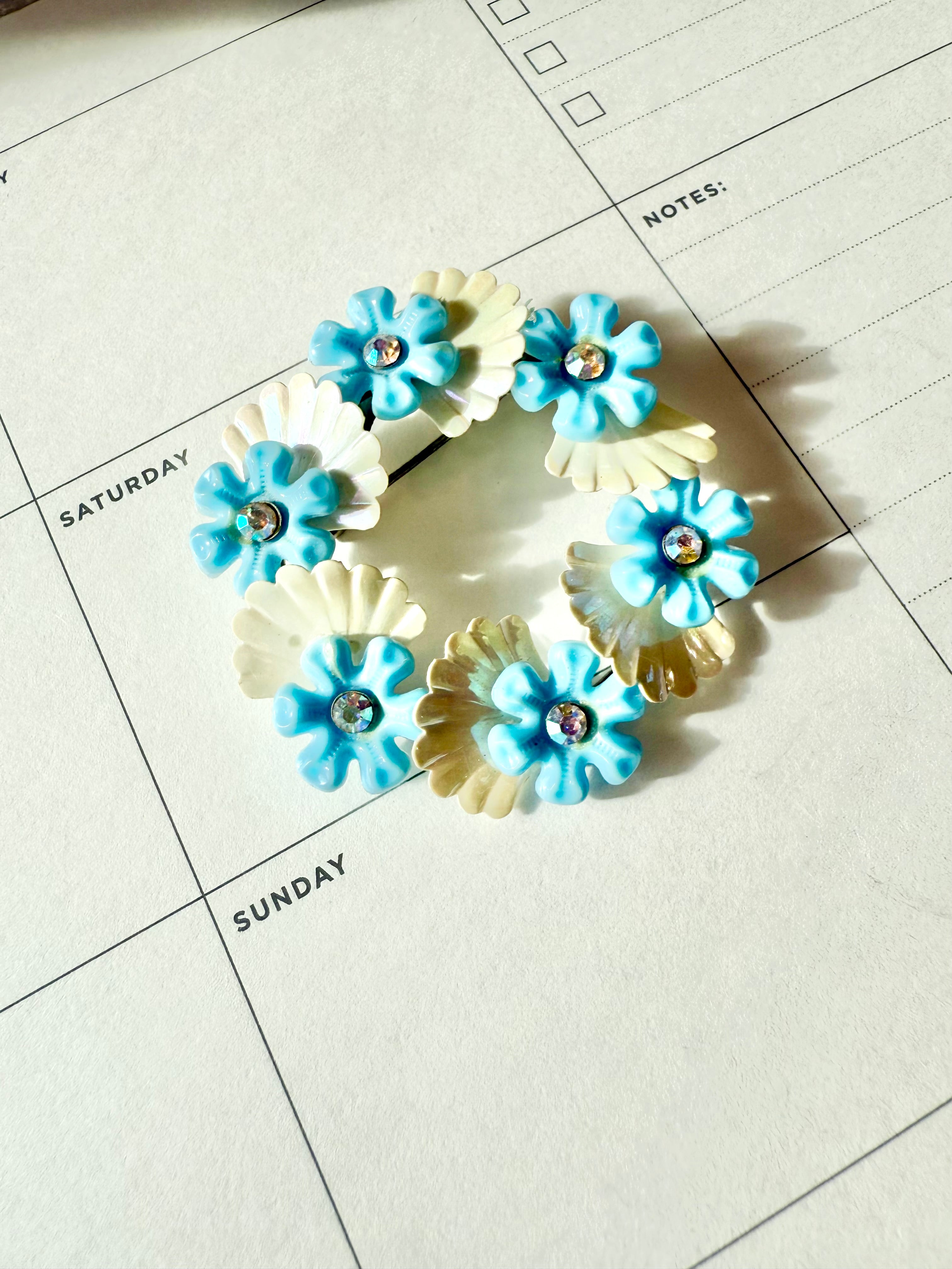 1950's sweet soft blue flower wreath brooch... so cute