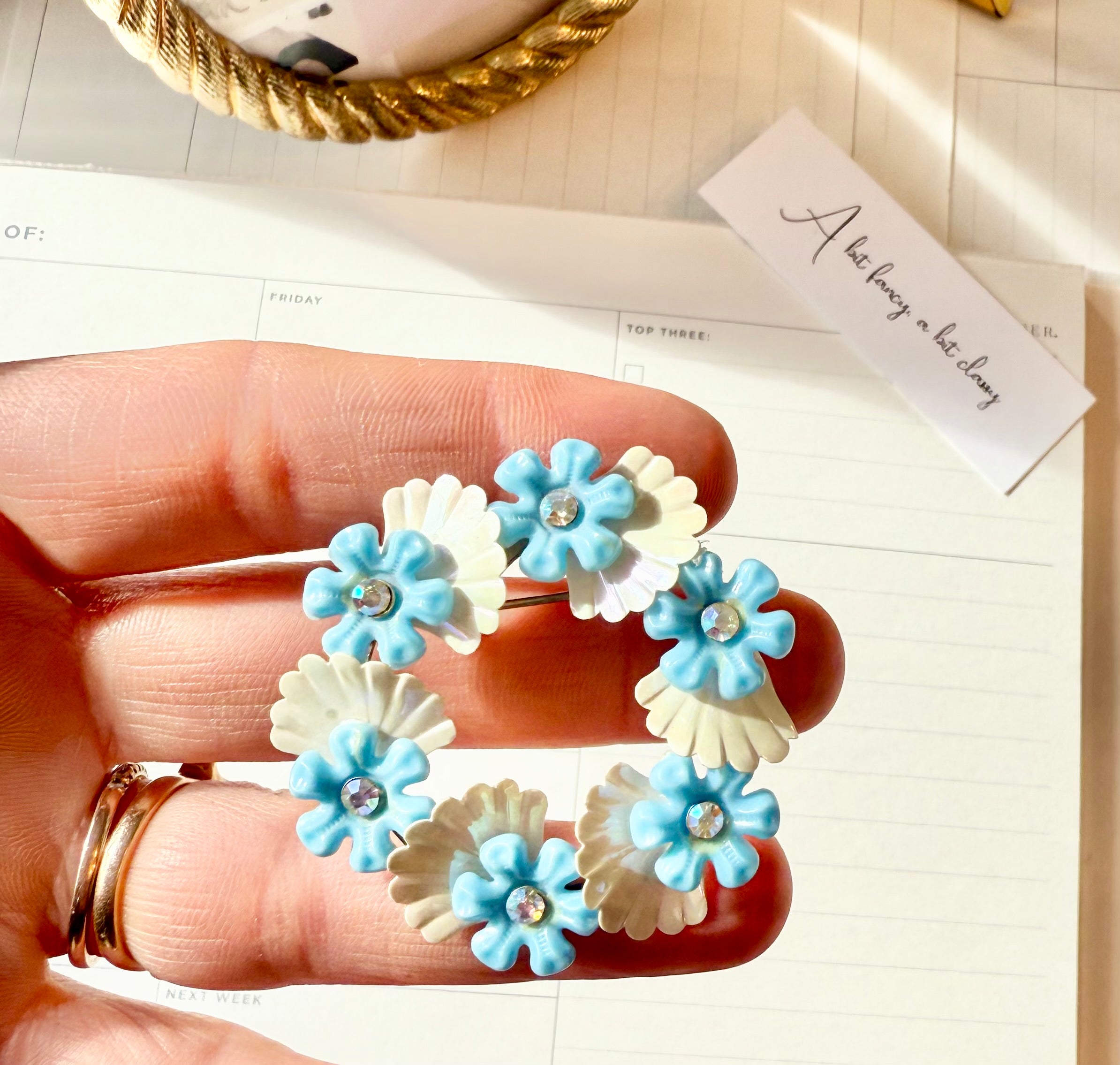 1950's sweet soft blue flower wreath brooch... so cute