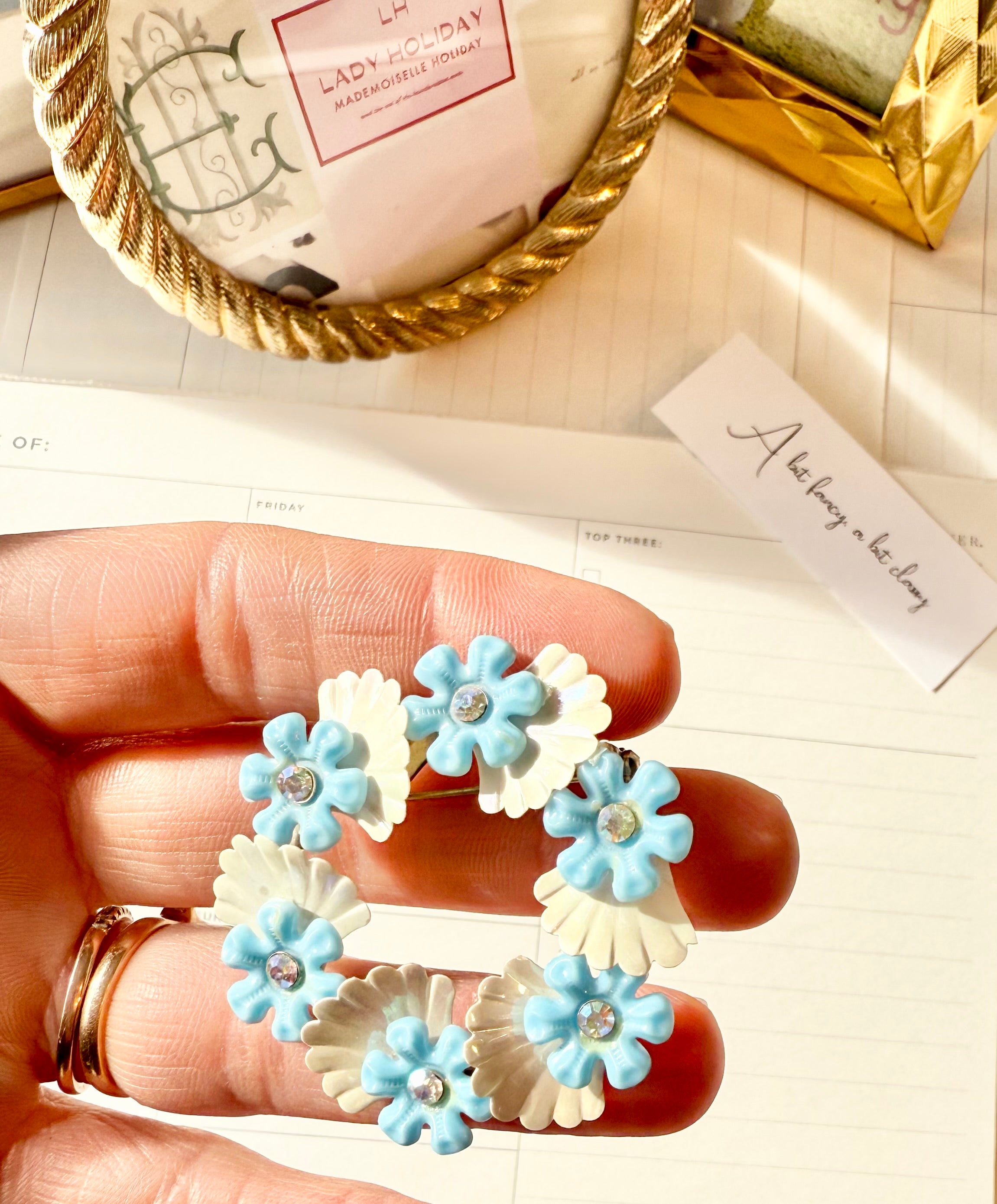 1950's sweet soft blue flower wreath brooch... so cute