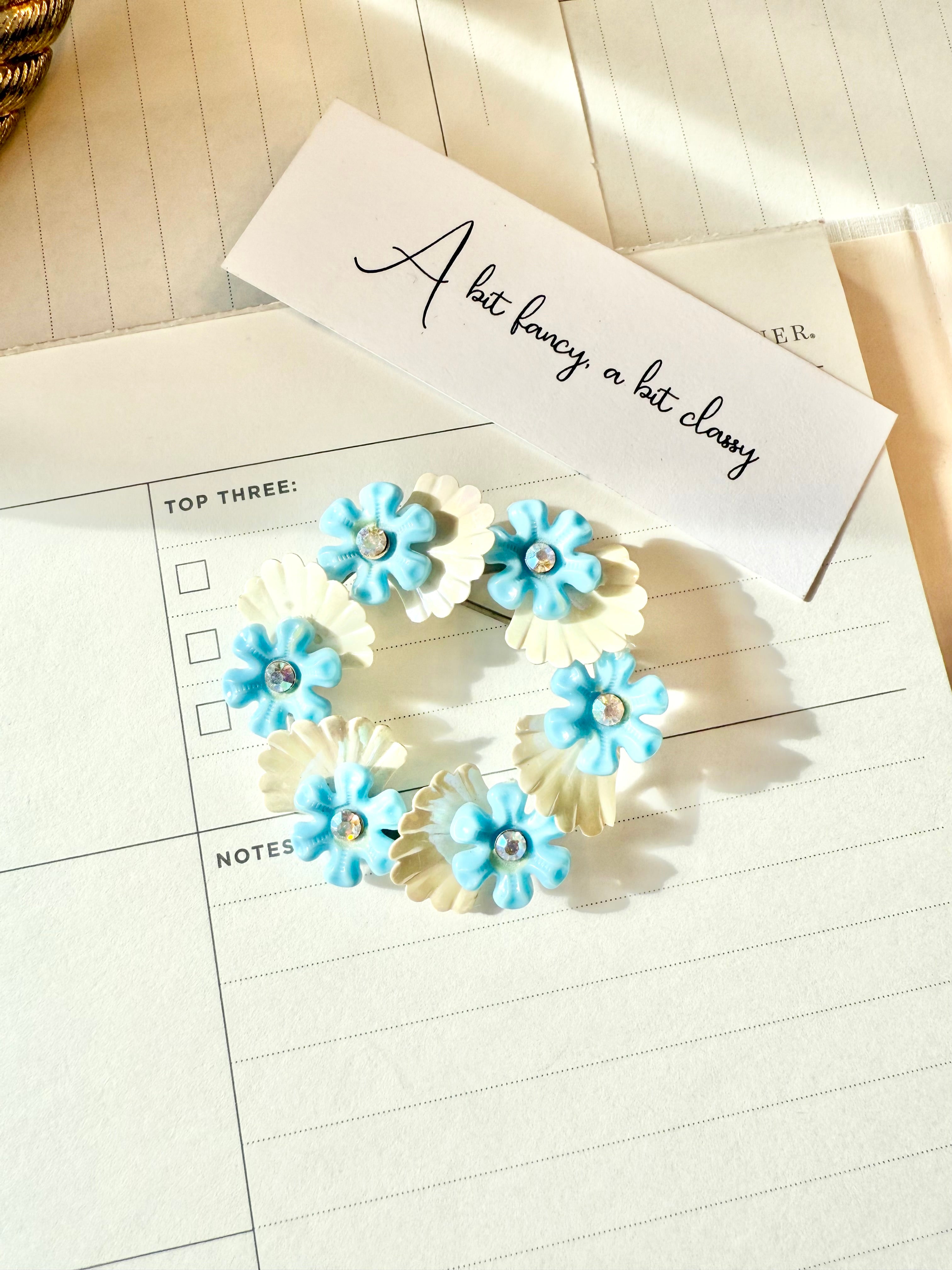 1950's sweet soft blue flower wreath brooch... so cute