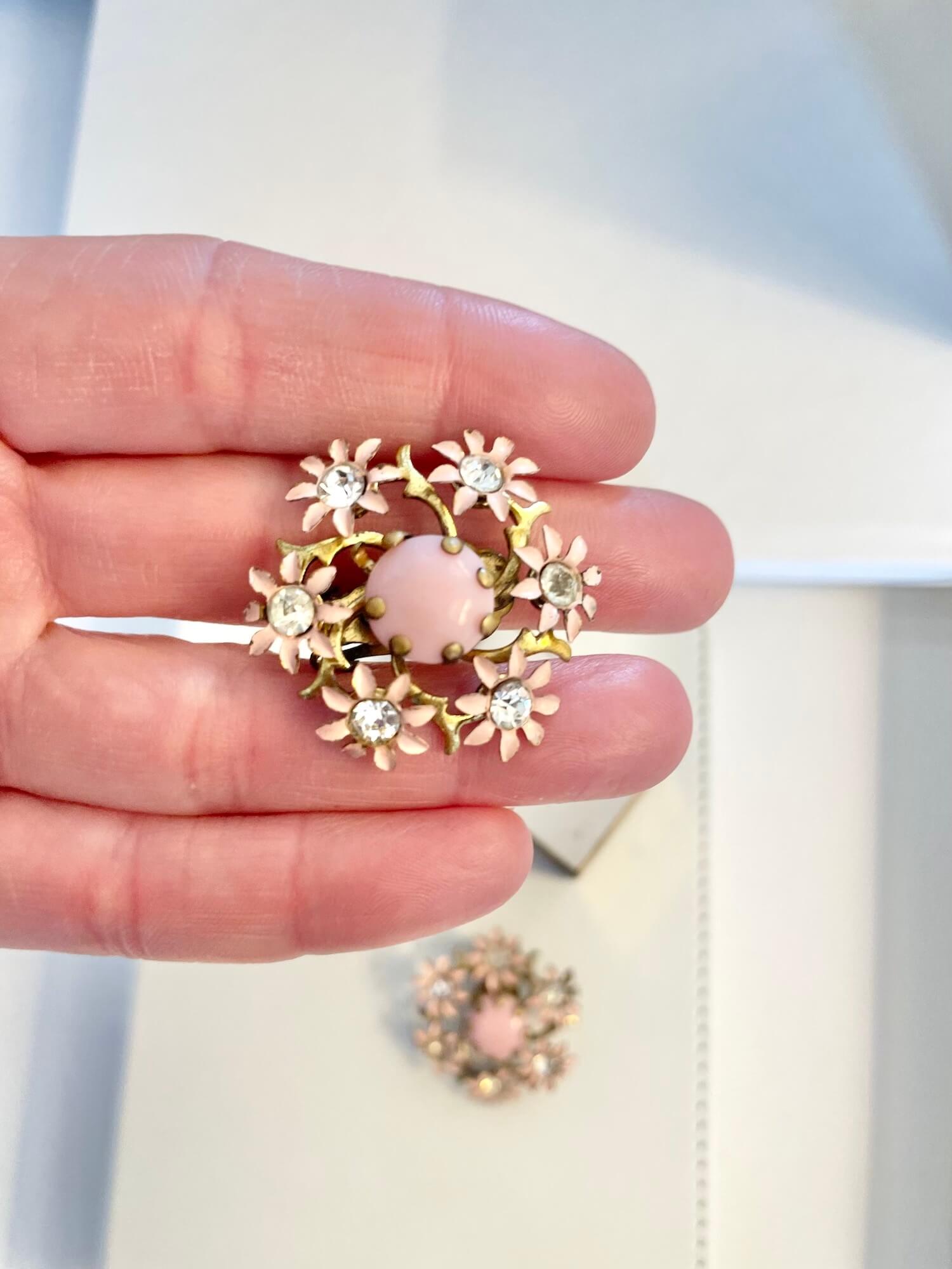 Vintage 1960’s tea party flower clip on earrings