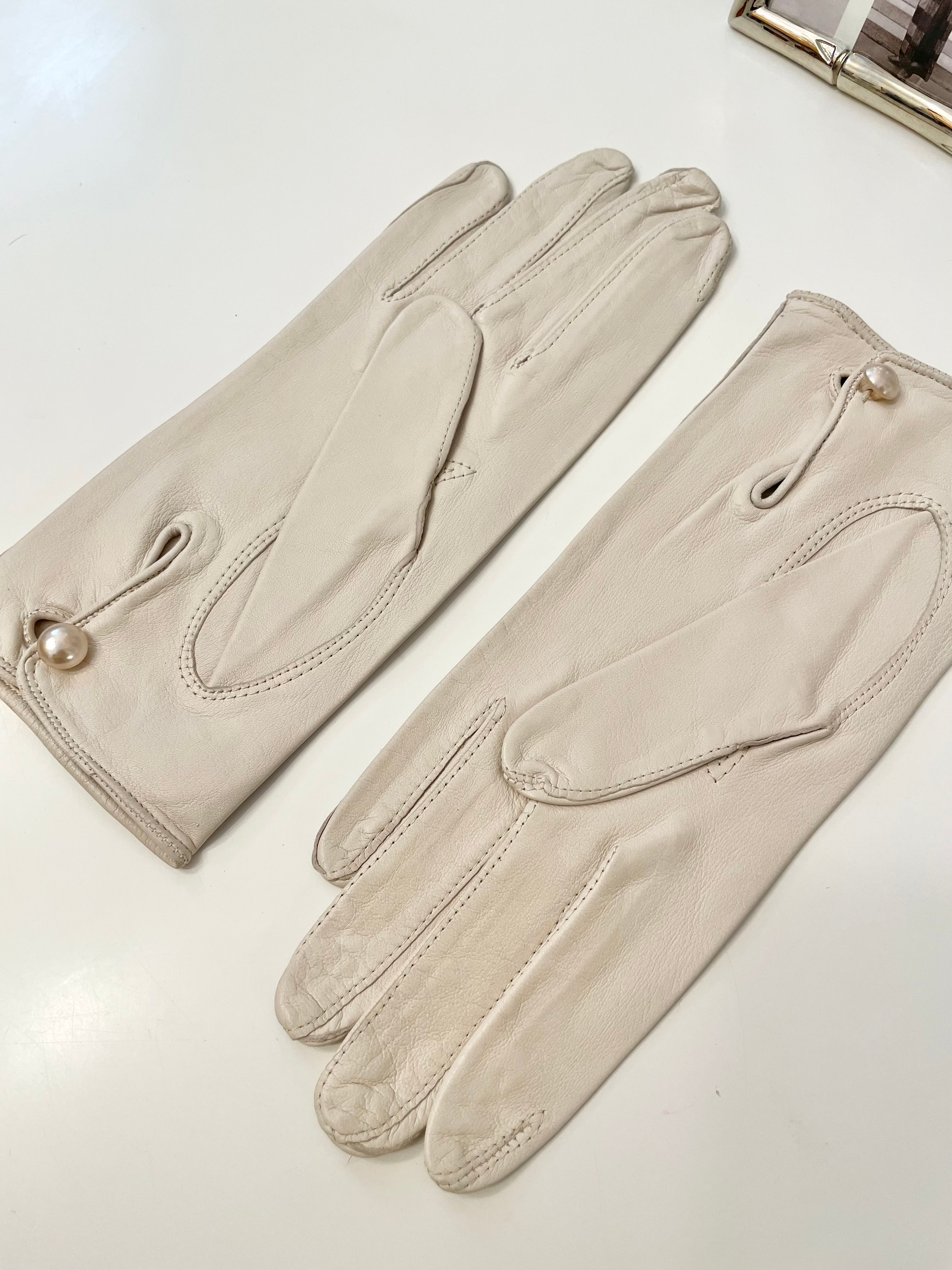 1960's white leather ladies dress gloves... so pretty.