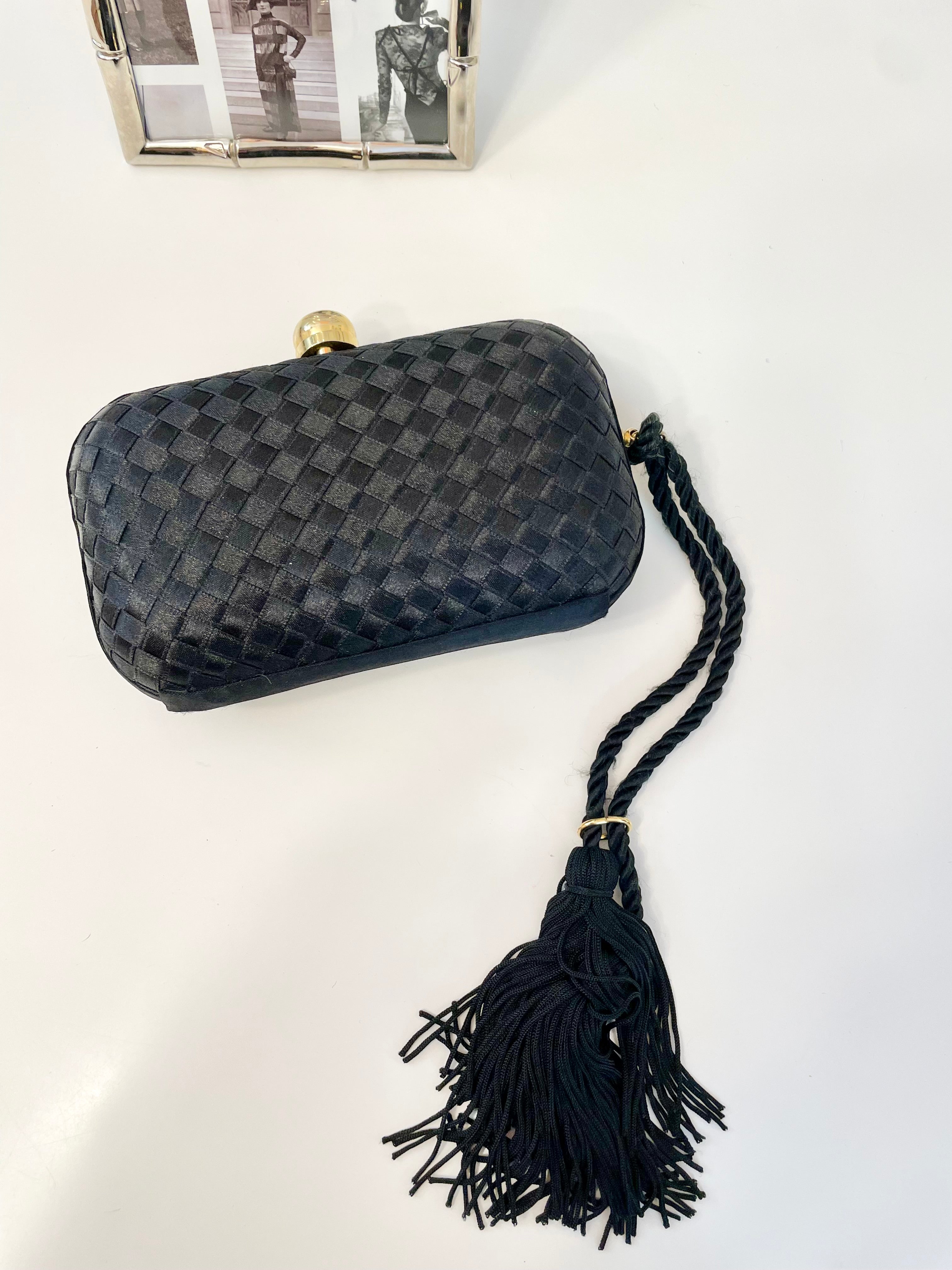 La Regale stunning 1970's hard case divine clutch bag with tassel details!