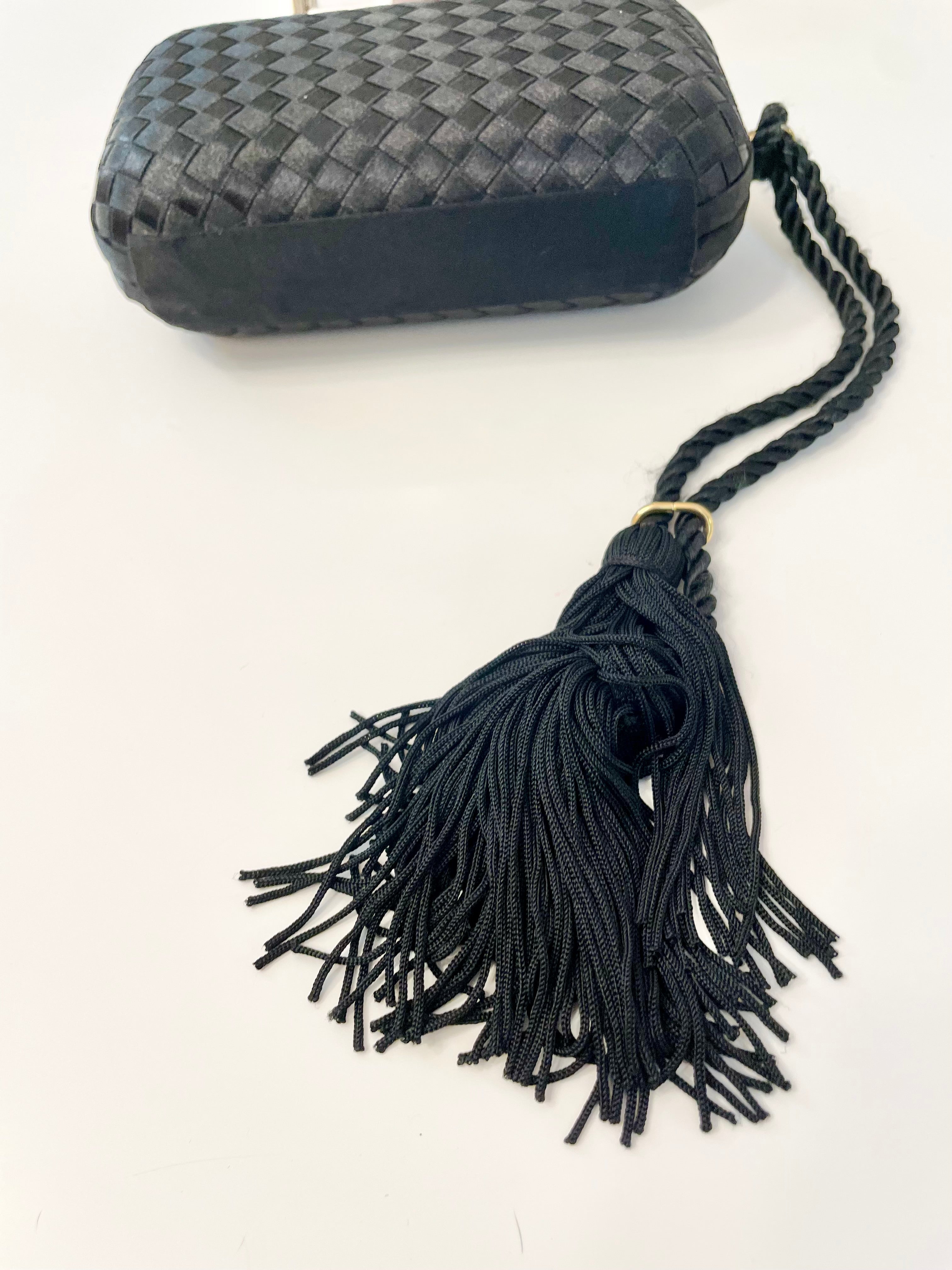 La Regale stunning 1970's hard case divine clutch bag with tassel details!