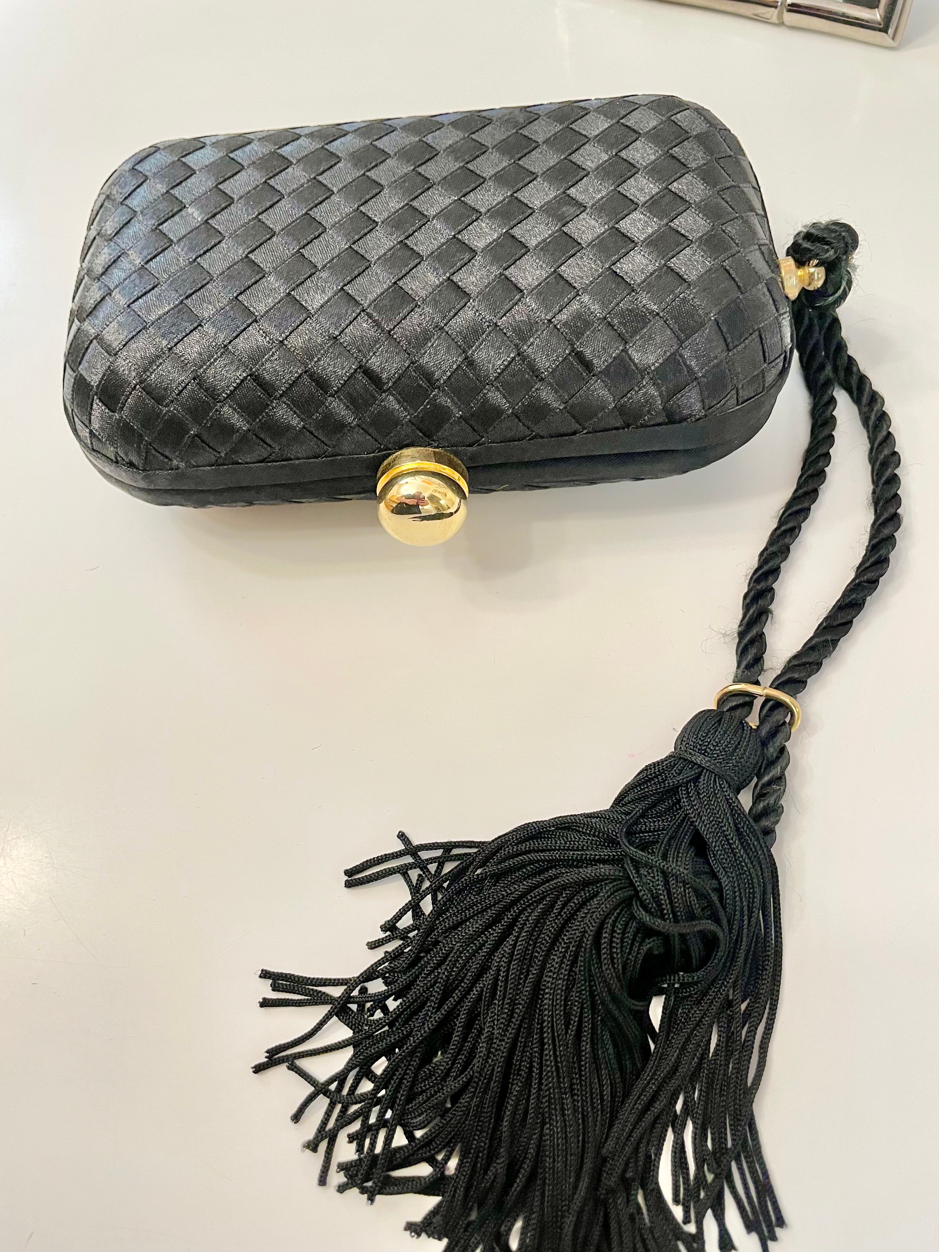 La Regale stunning 1970's hard case divine clutch bag with tassel details!