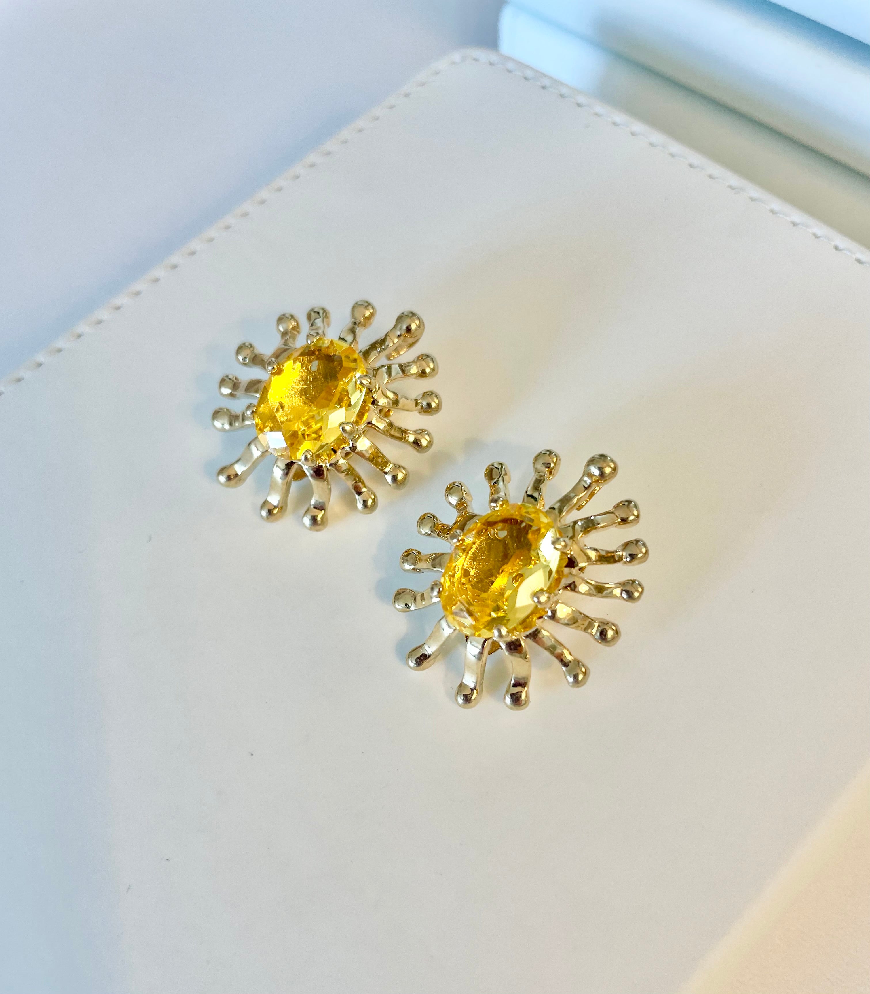 Vintage 1980's faux citrine glass starburst clip earrings... a true classic