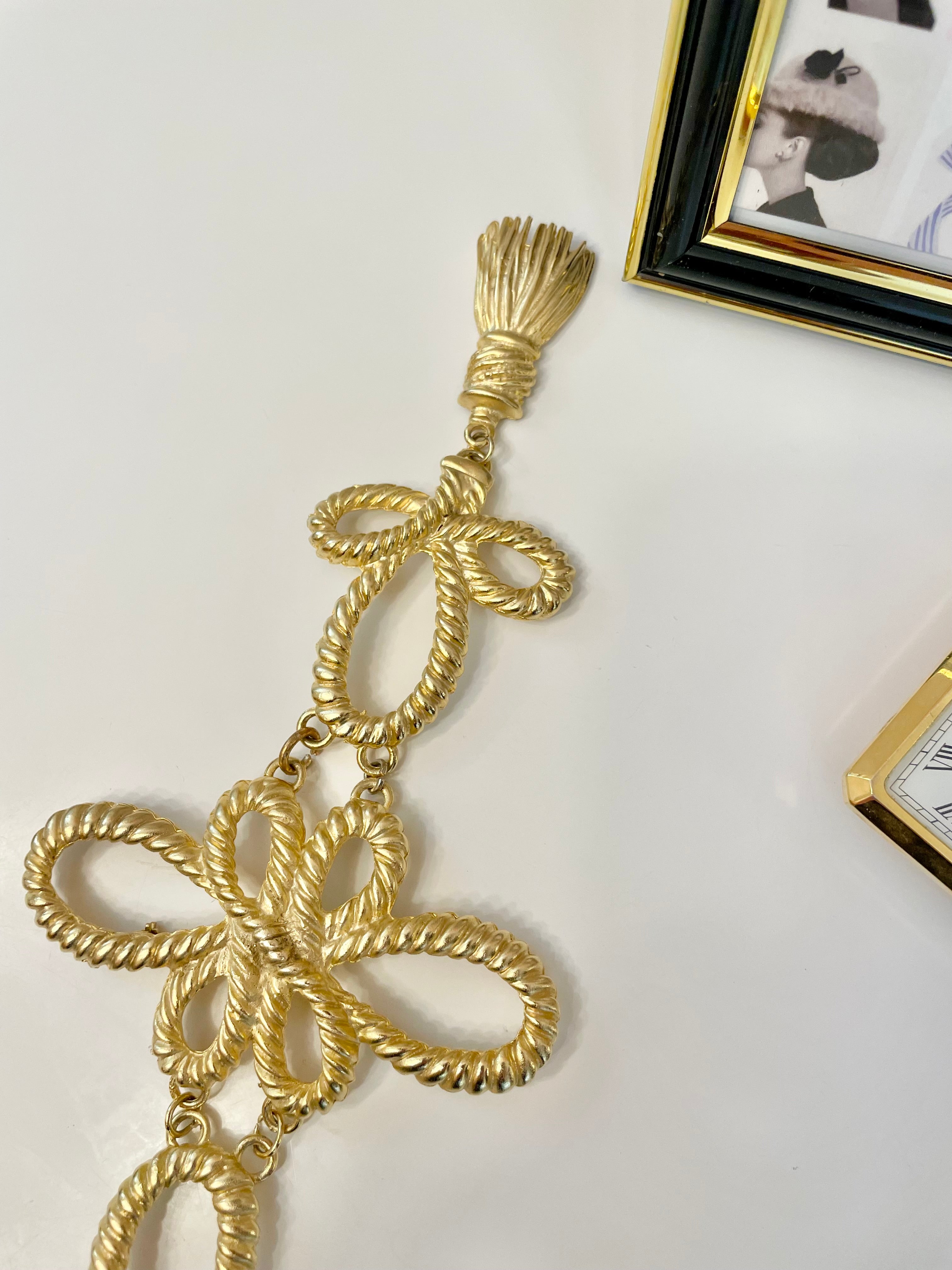 Super divine over the shoulder gold tassel brooch.... so classy