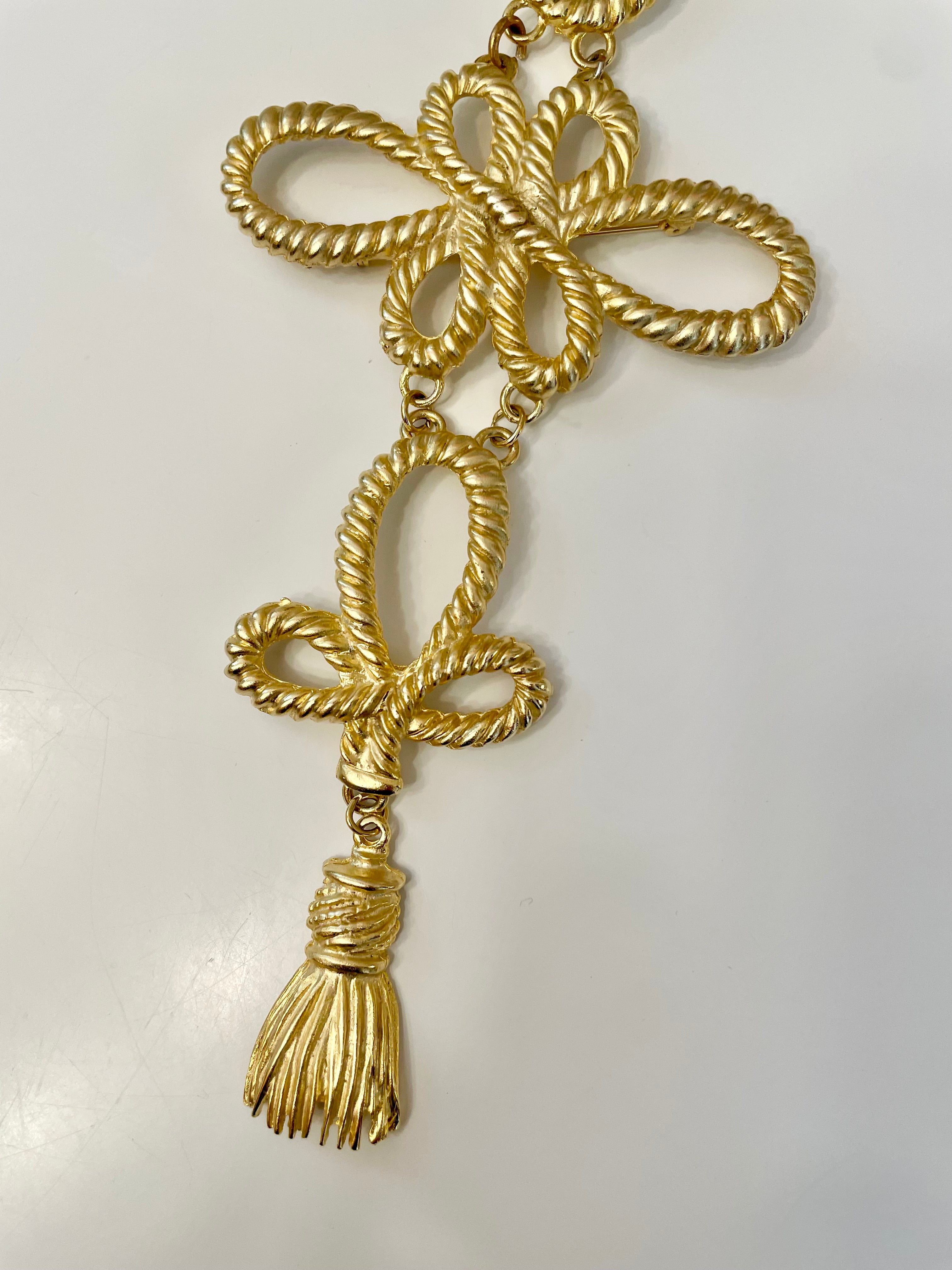 Super divine over the shoulder gold tassel brooch.... so classy