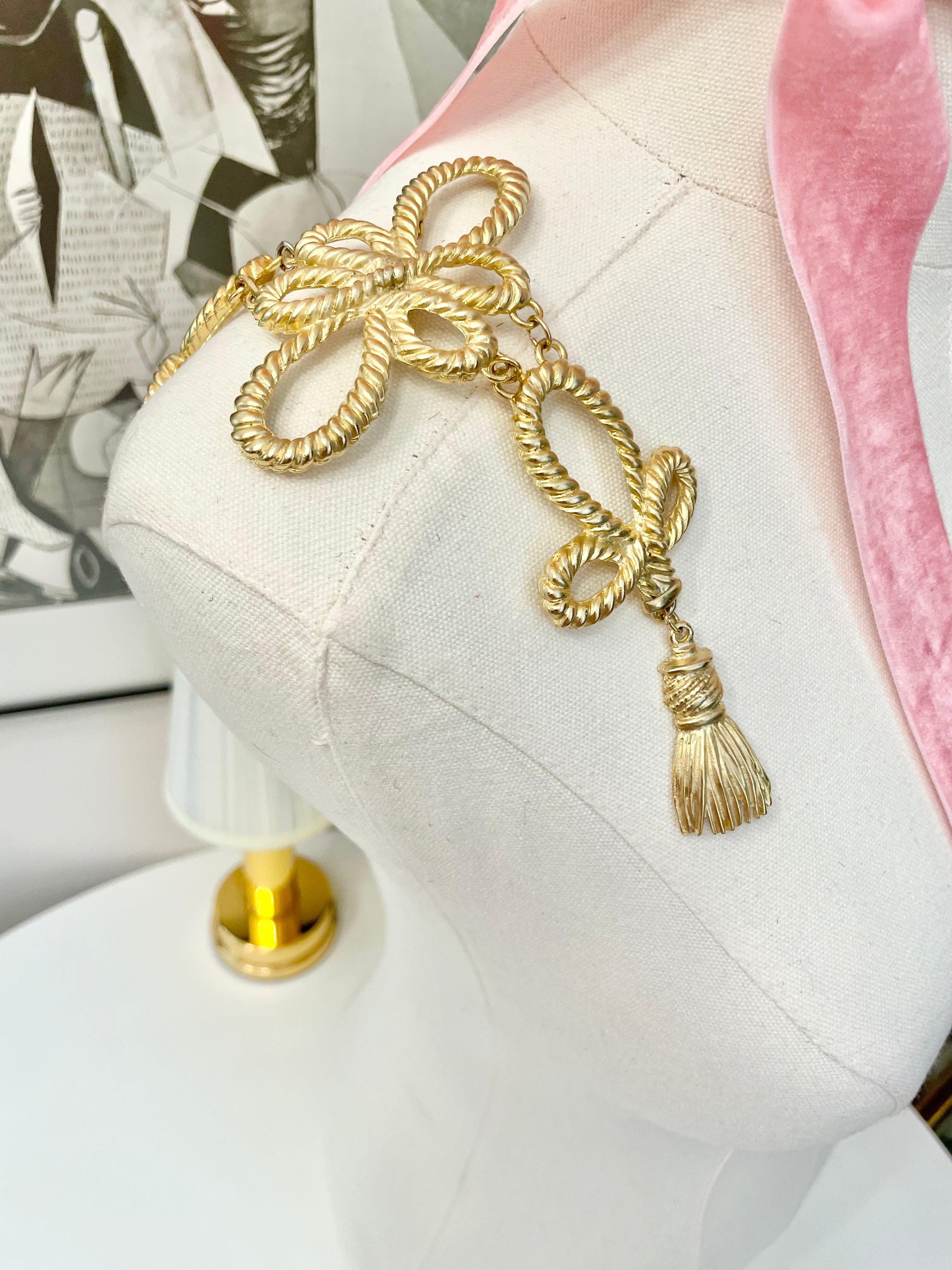 Super divine over the shoulder gold tassel brooch.... so classy