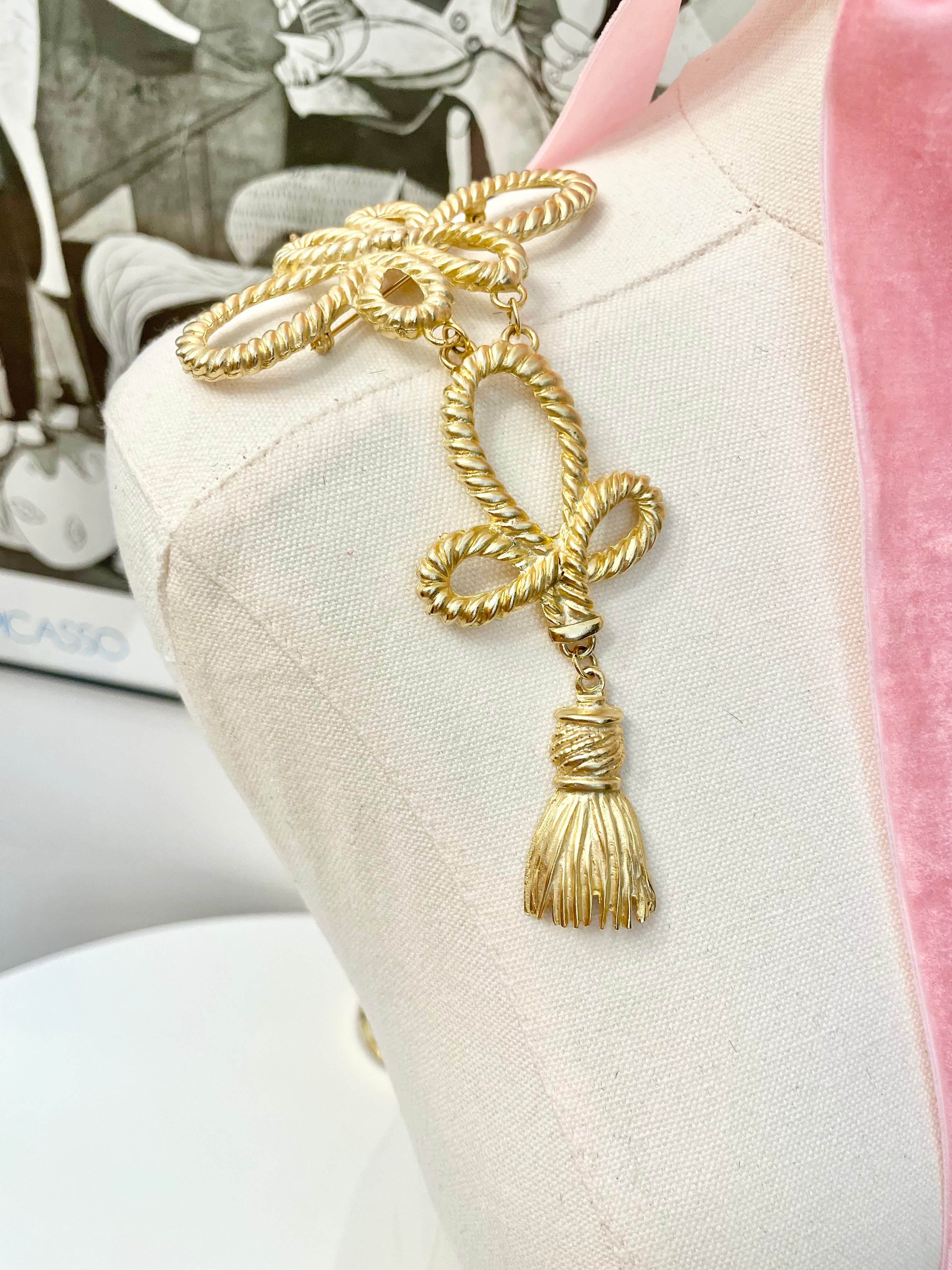 Super divine over the shoulder gold tassel brooch.... so classy