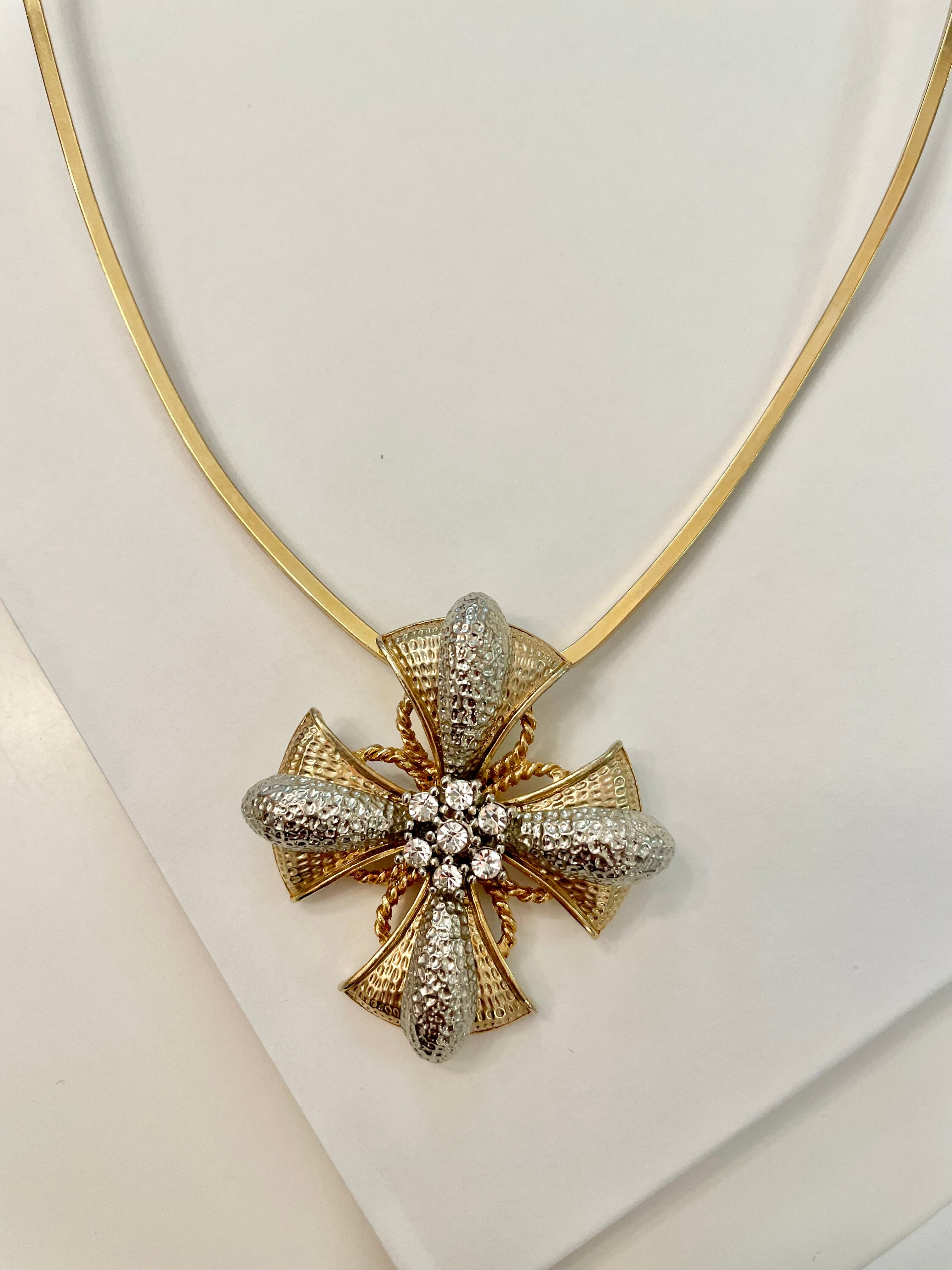 Vintage truly classy Maltese cross pendant... So classy!