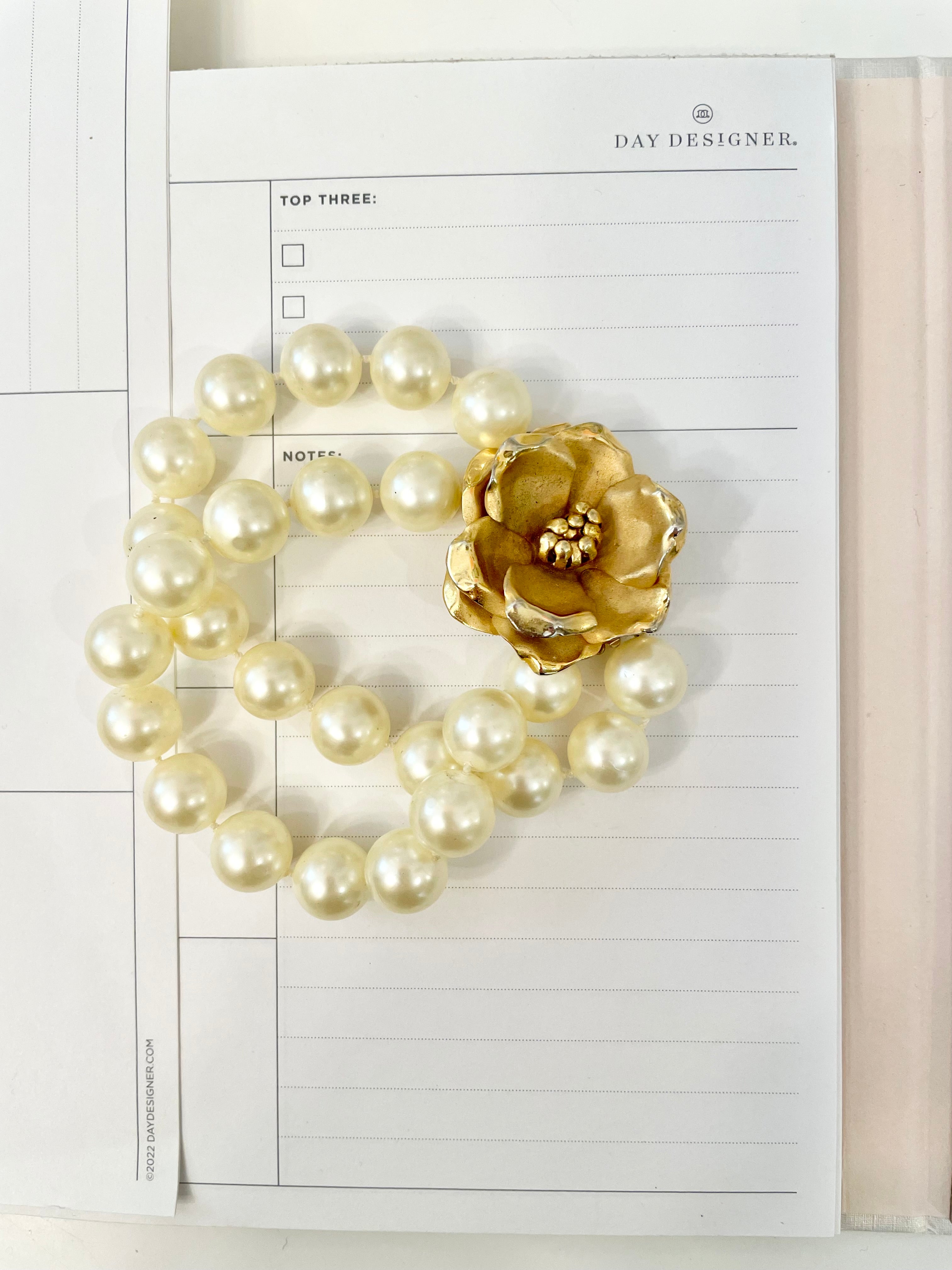 1960's charming pearl bracelet with lovely large gold flower clasp!